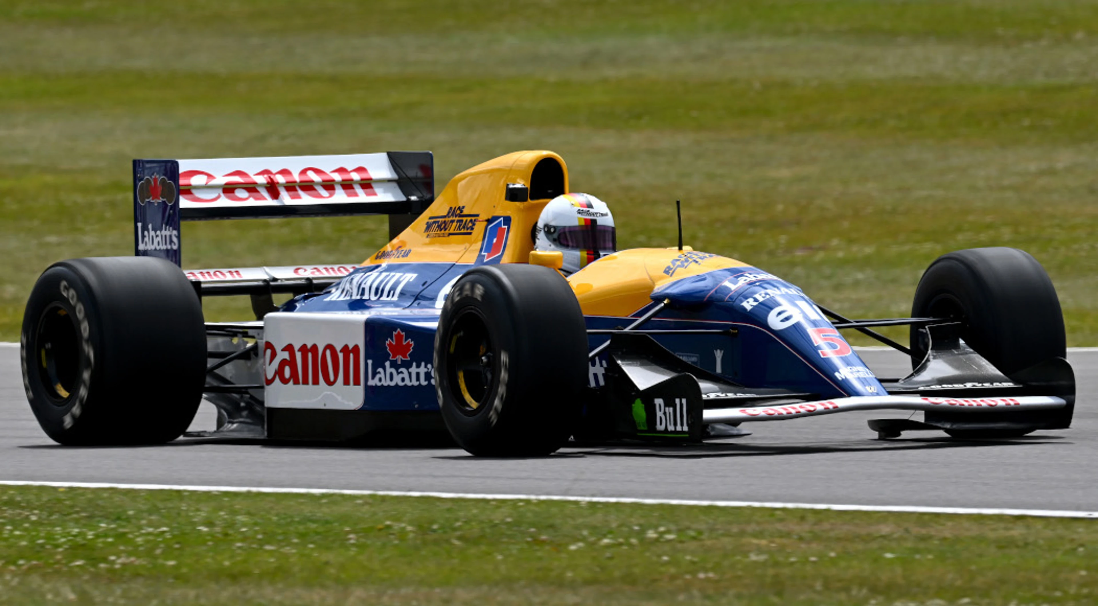 Vettel enjoys birthday drive in Mansell's 1992 Williams