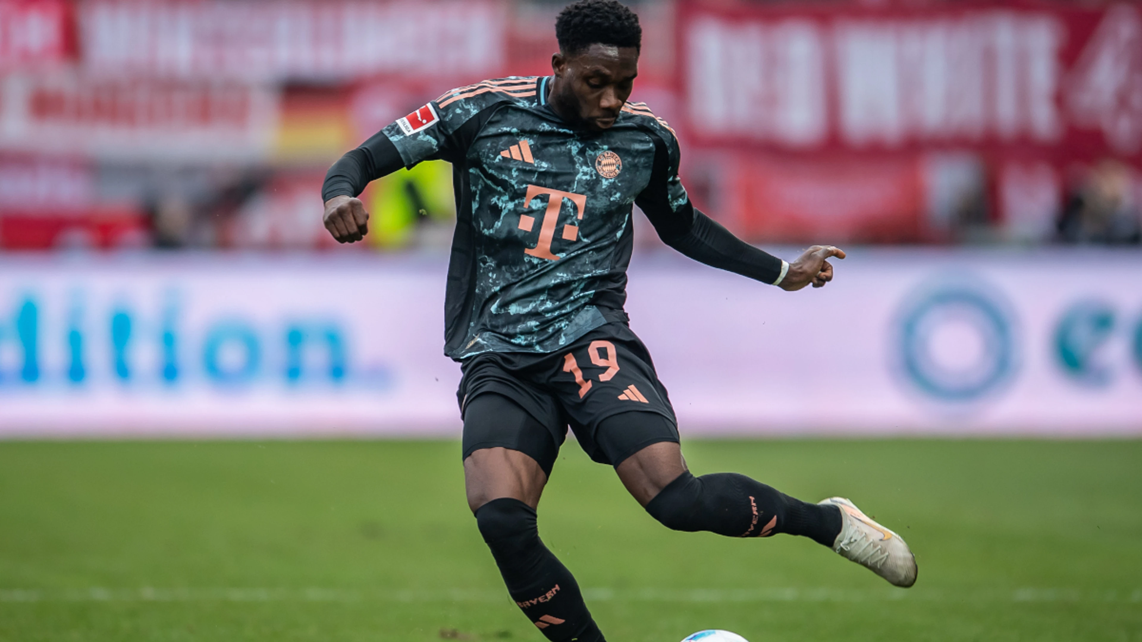 Davies suffers ACL tear, Upamecano out with knee injury