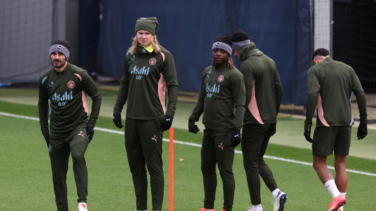 Manchester City bid to pick up steam against Manchester United