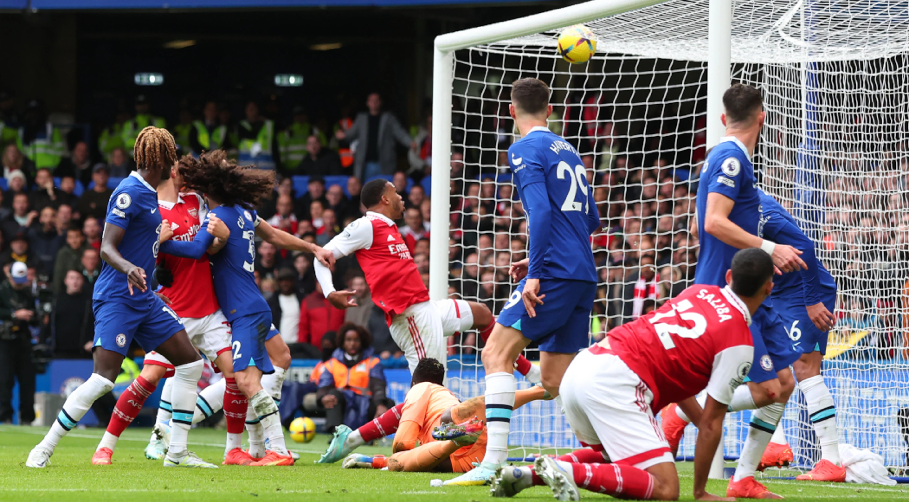 Gabriel goal at Chelsea sends Arsenal back to the top