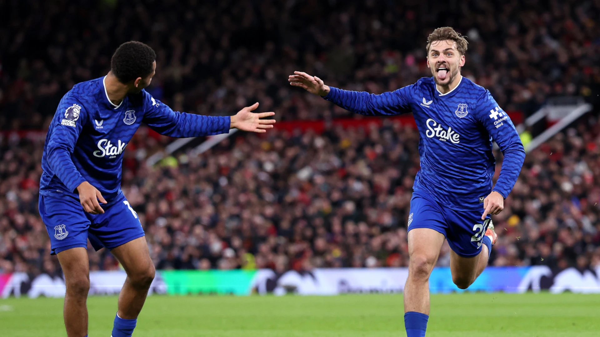 Everton shrug off bizarre red card to beat Man Utd