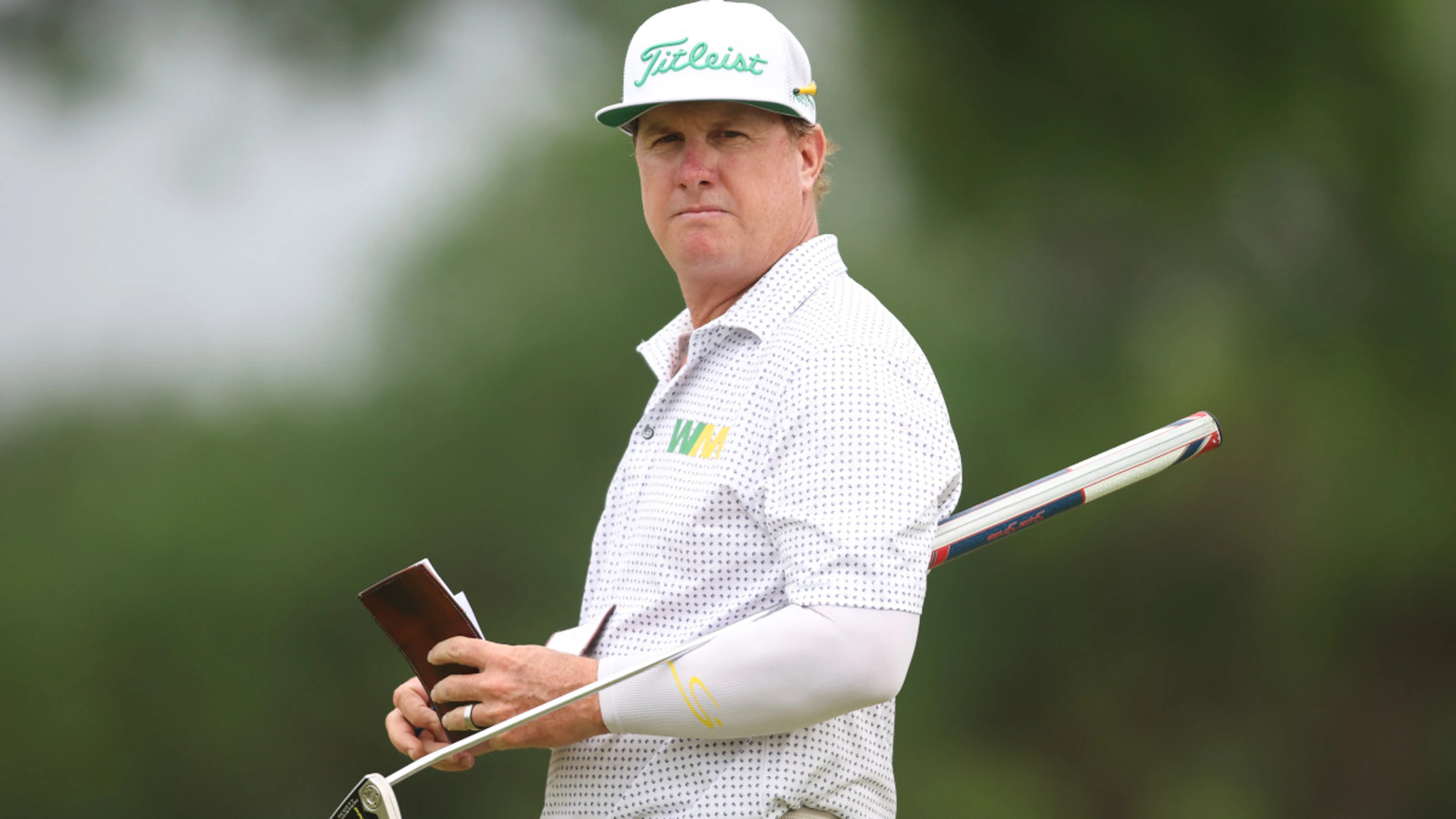 Hoffman grabs lead at crowded Colonial, Scheffler struggles