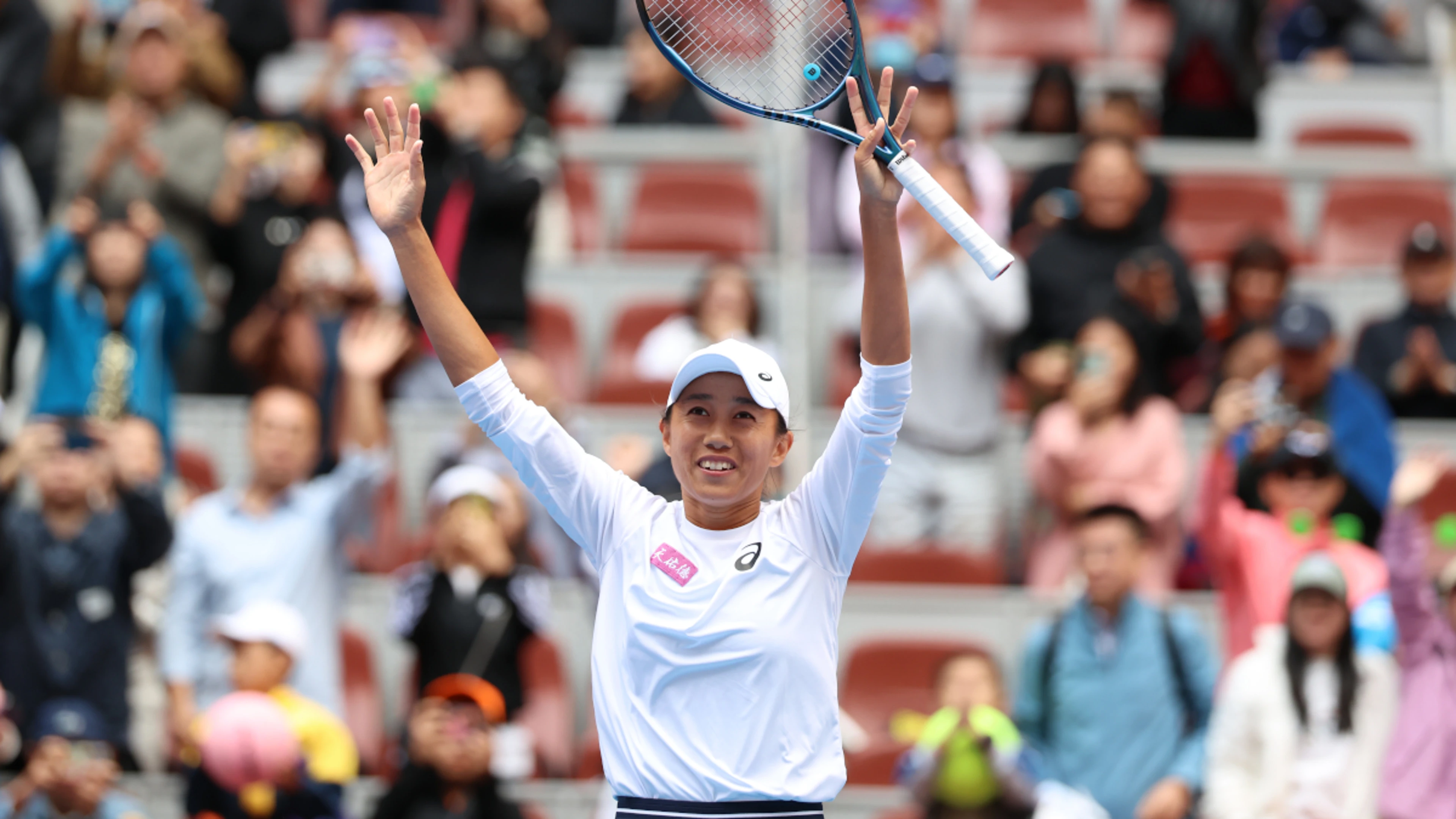 Defiant history-maker Shuai powers into Beijing quarters