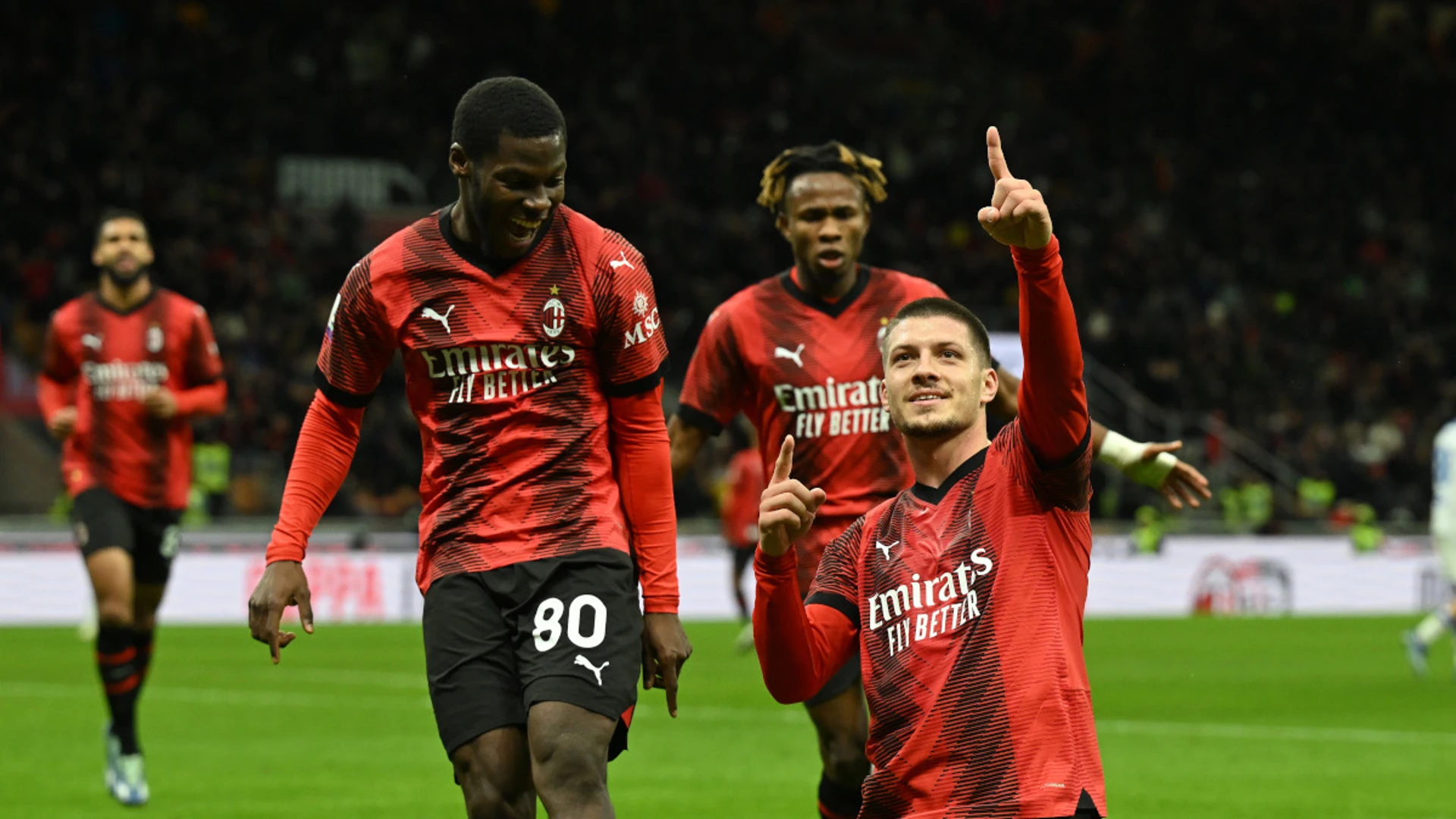 Milan beat Frosinone to close gap on leaders Juve