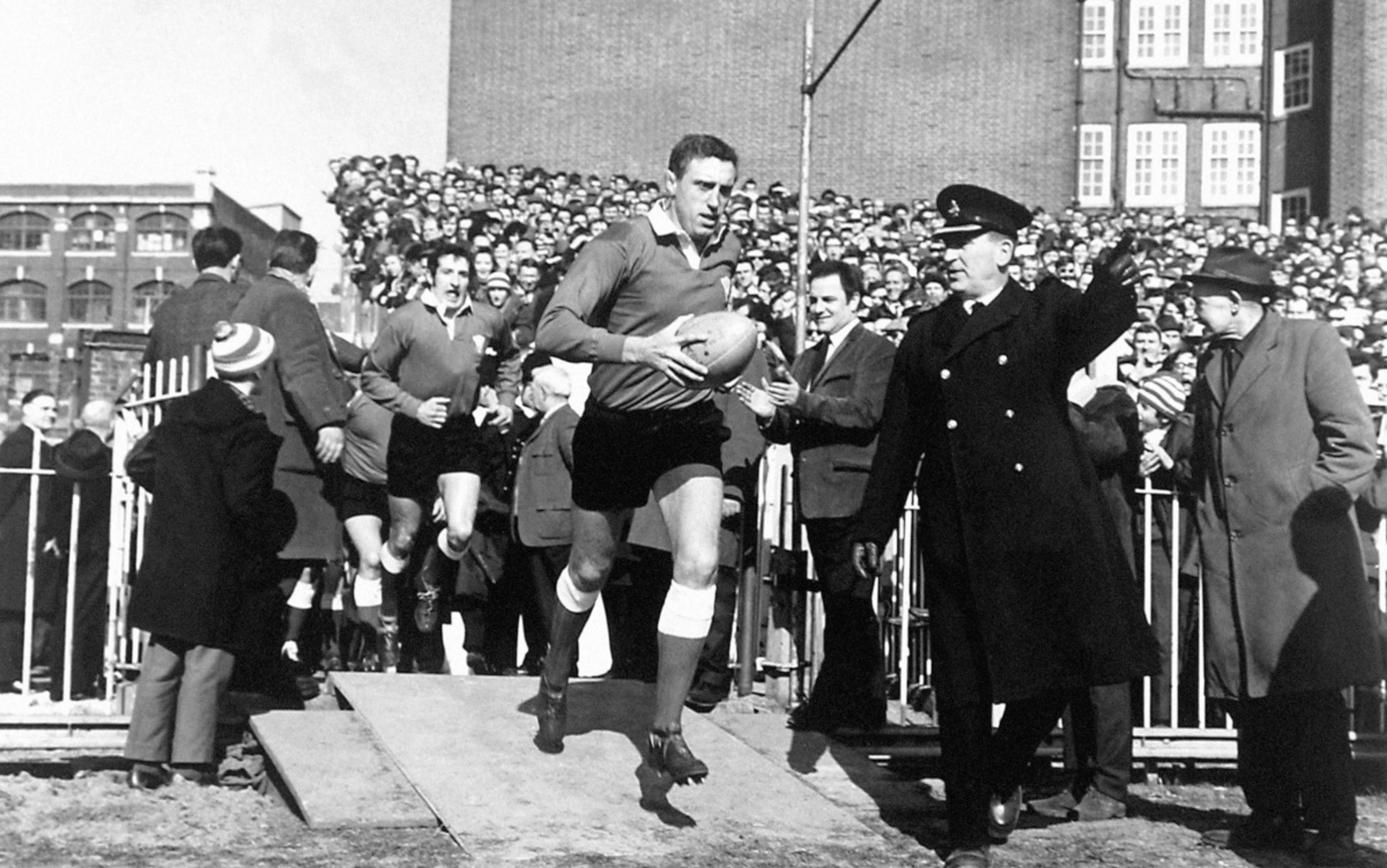 Wales rugby great Price dead at 86