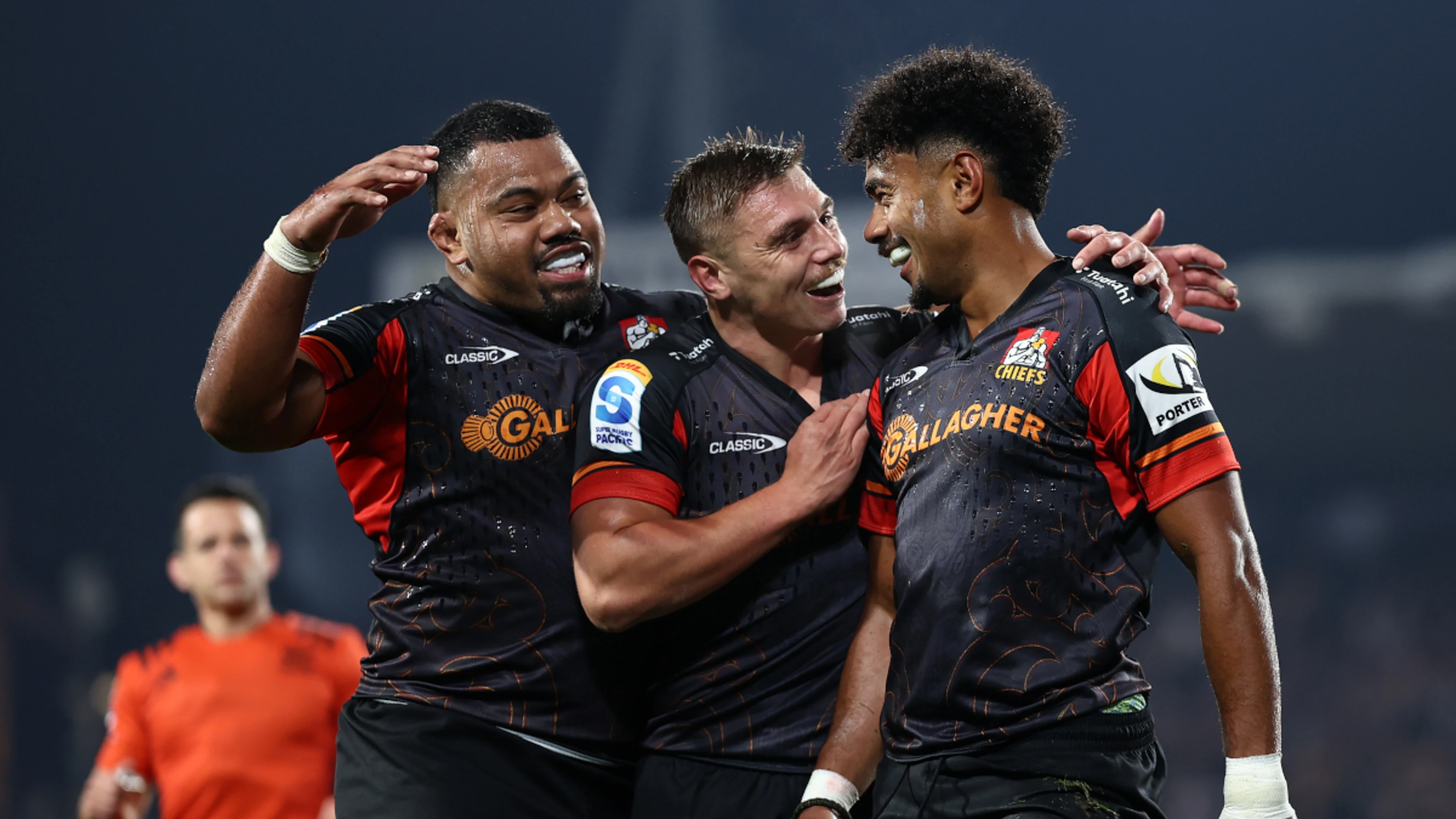 McKenzie kicks Chiefs into third straight Super Rugby Pacific final