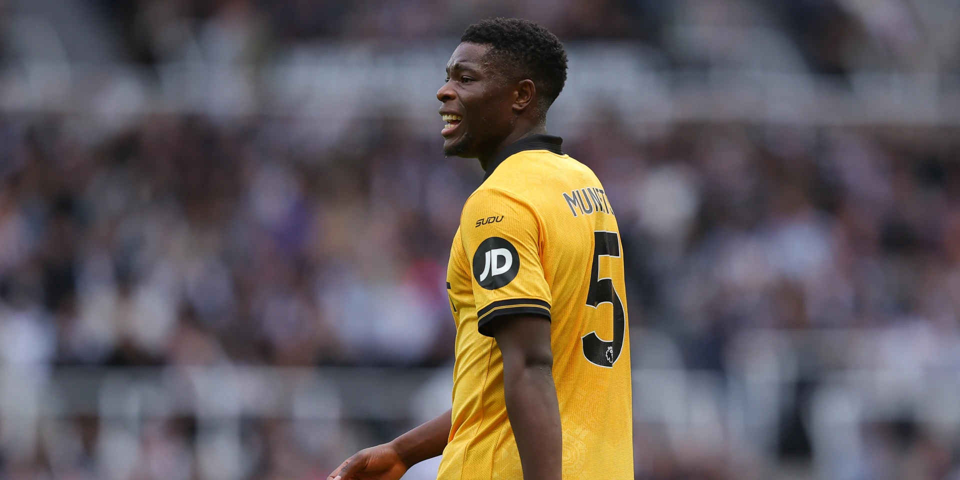 Wolves loan Zimbabwean Munetsi to Paris FC