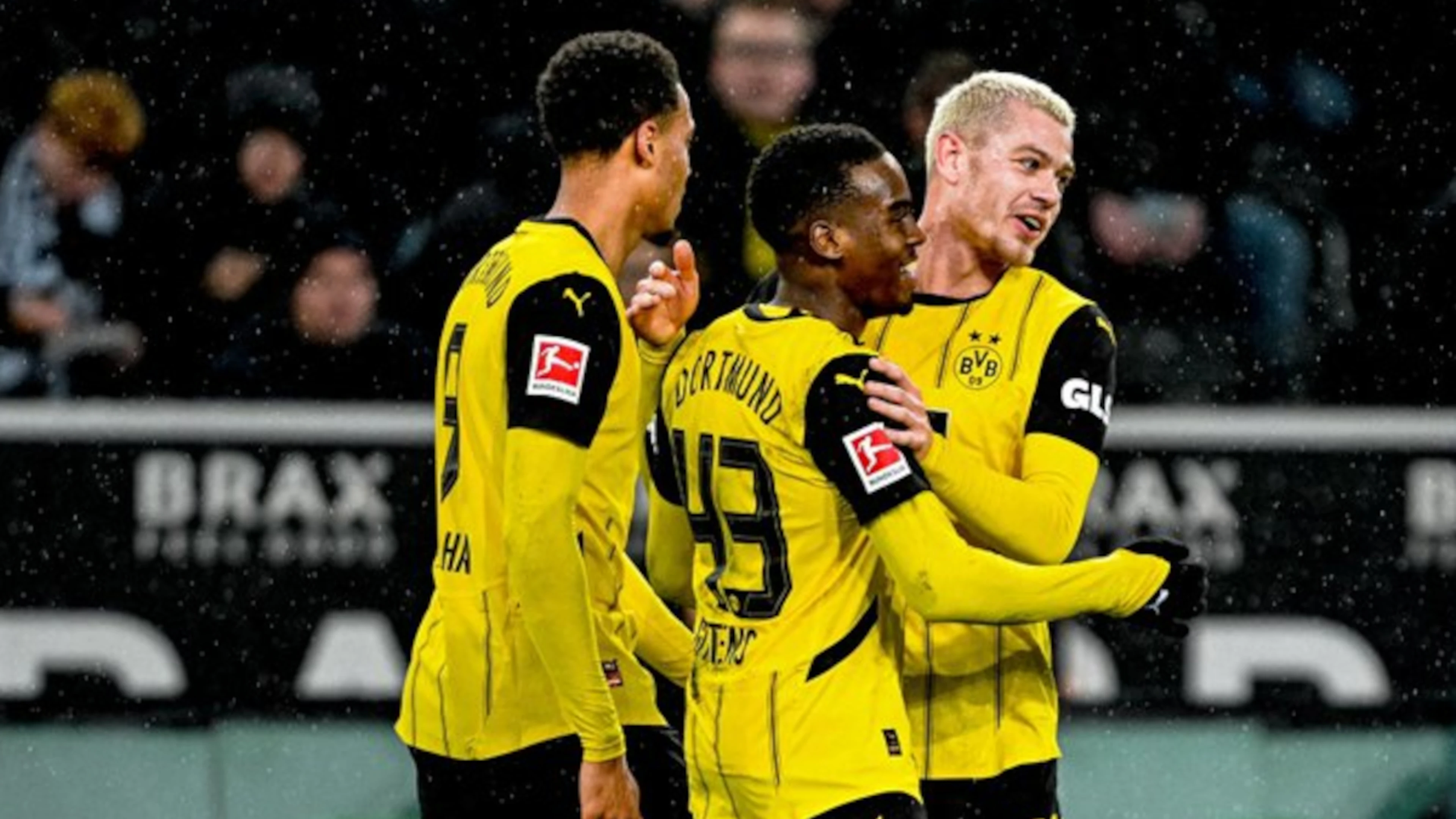 Dortmund stumble to draw at Gladbach to stay winless on the road