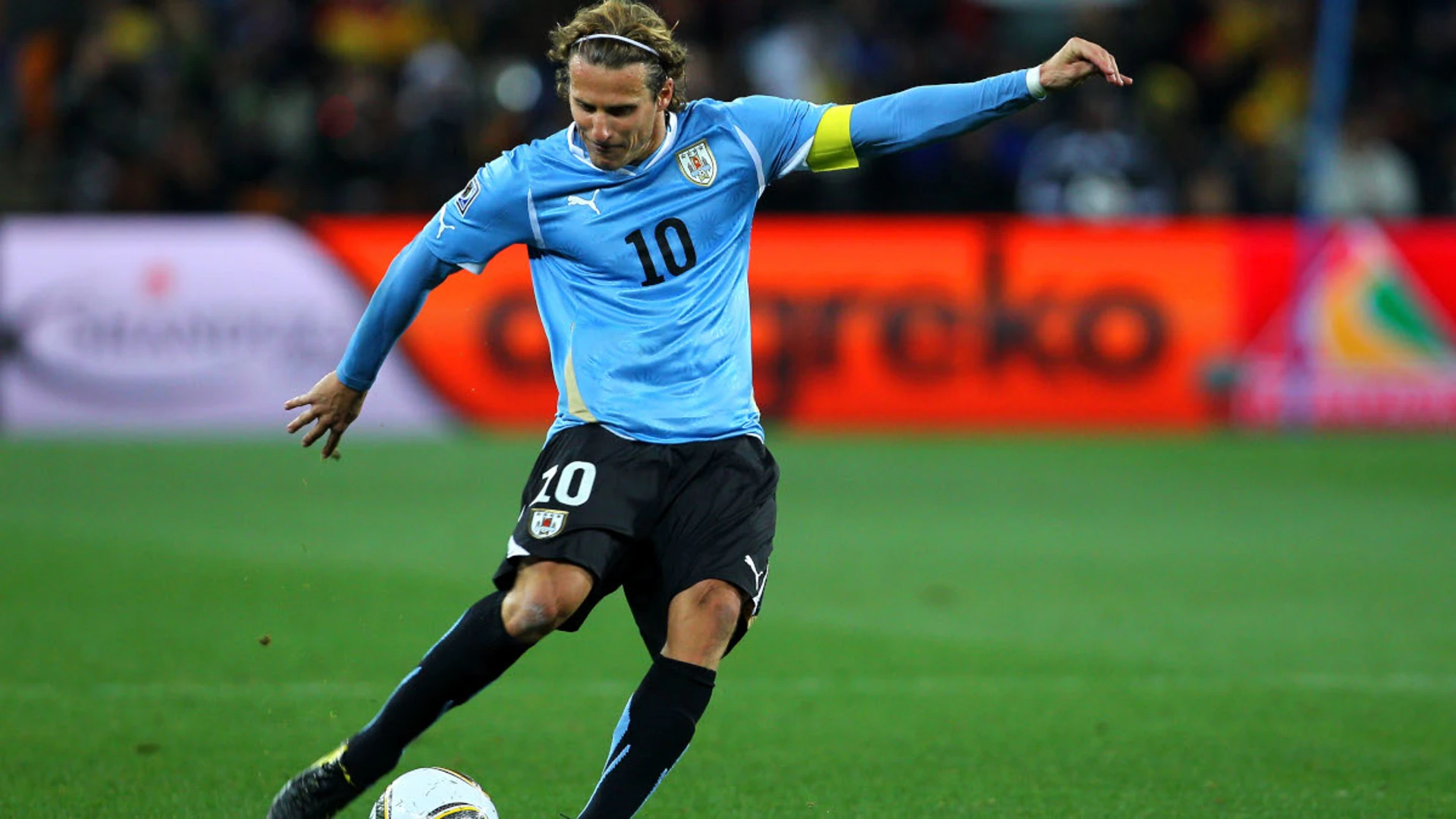 Former Uruguay striker Forlan to play in professional tennis tournament