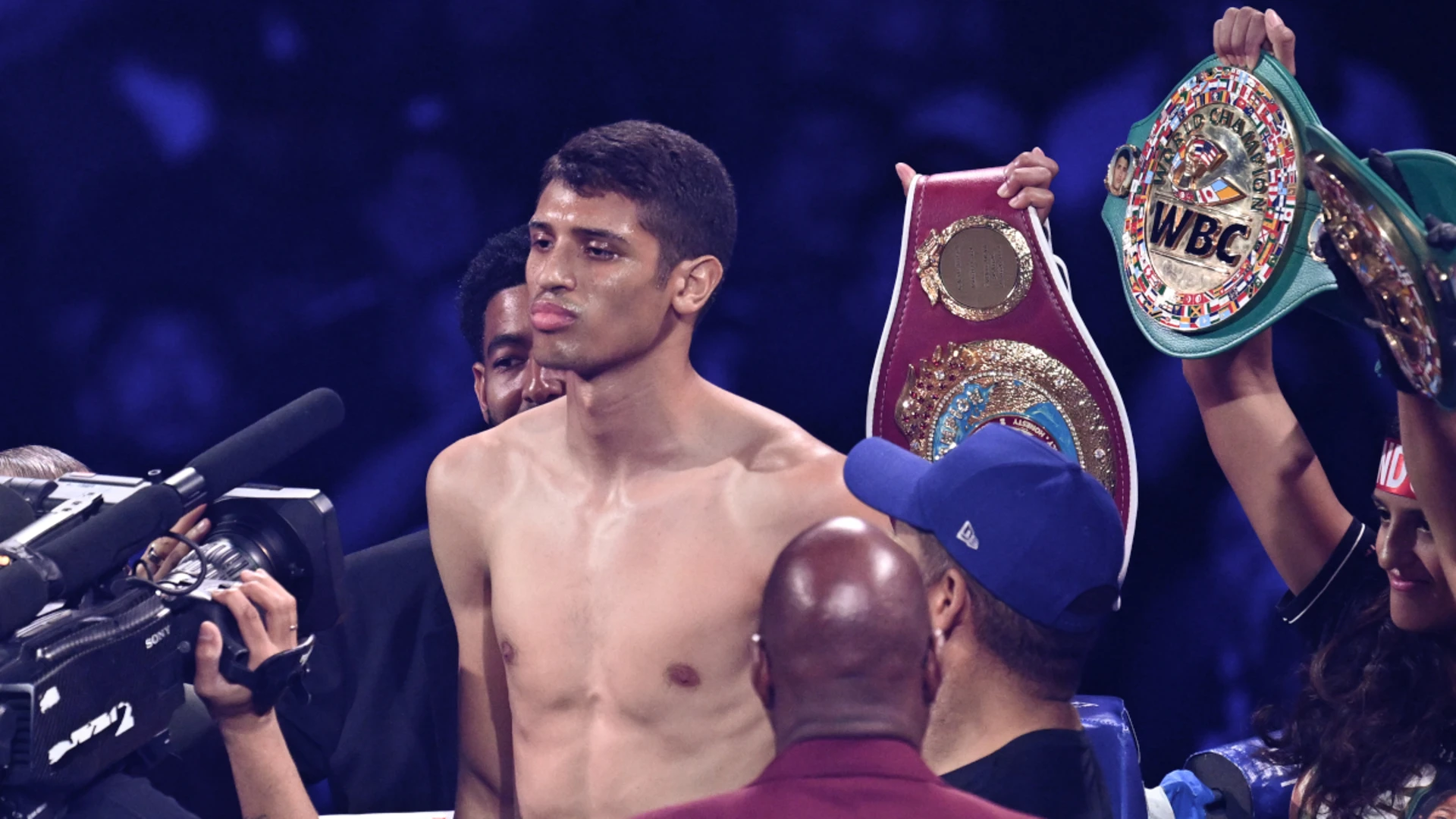 Bruised hand in sparring postpones Fundora's title bout