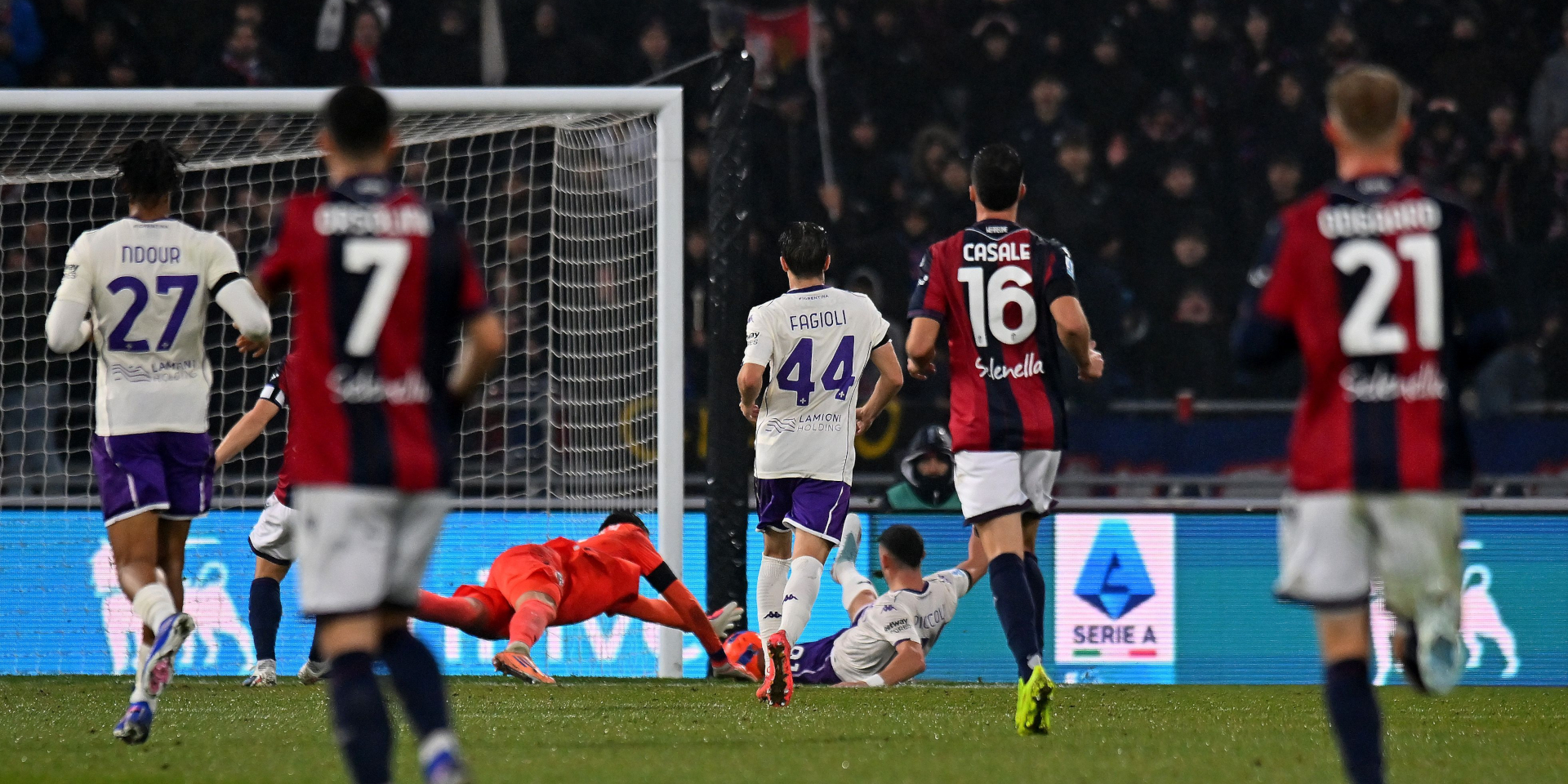 Fiorentina honour deceased Commisso with crucial win at Bologna