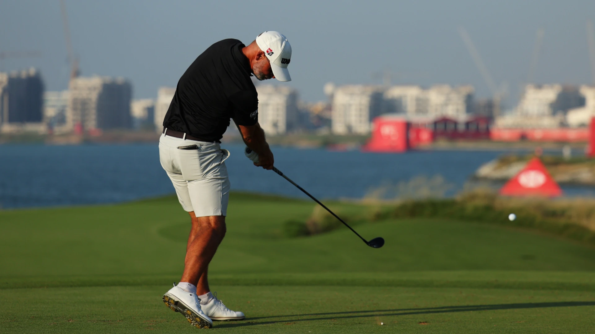 Waring holds one-shot Abu Dhabi lead as McIlroy struggles