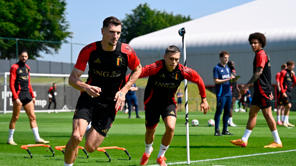 Belgium keep faith with Meunier for European Championship