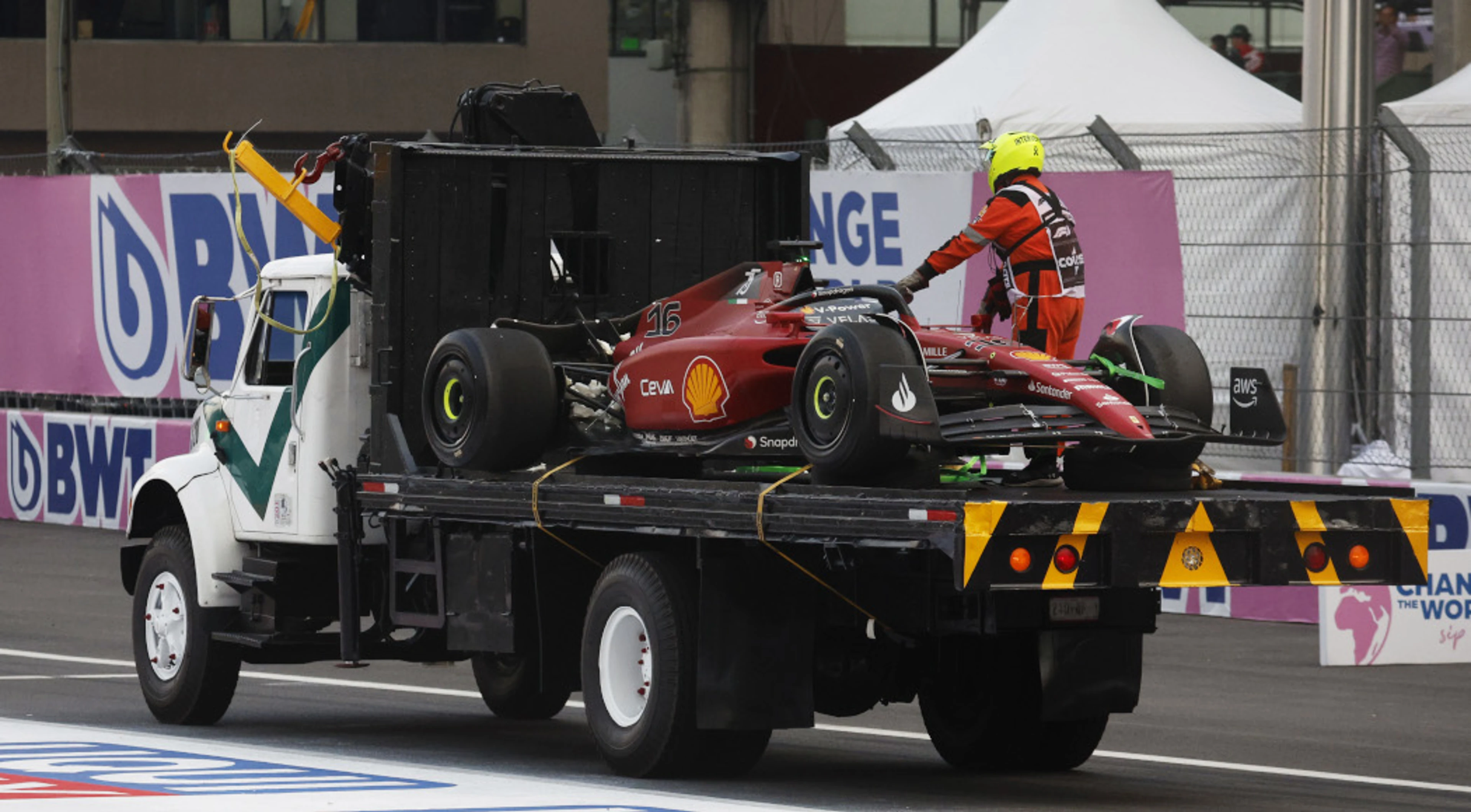 Leclerc crashes in second Mexican practice