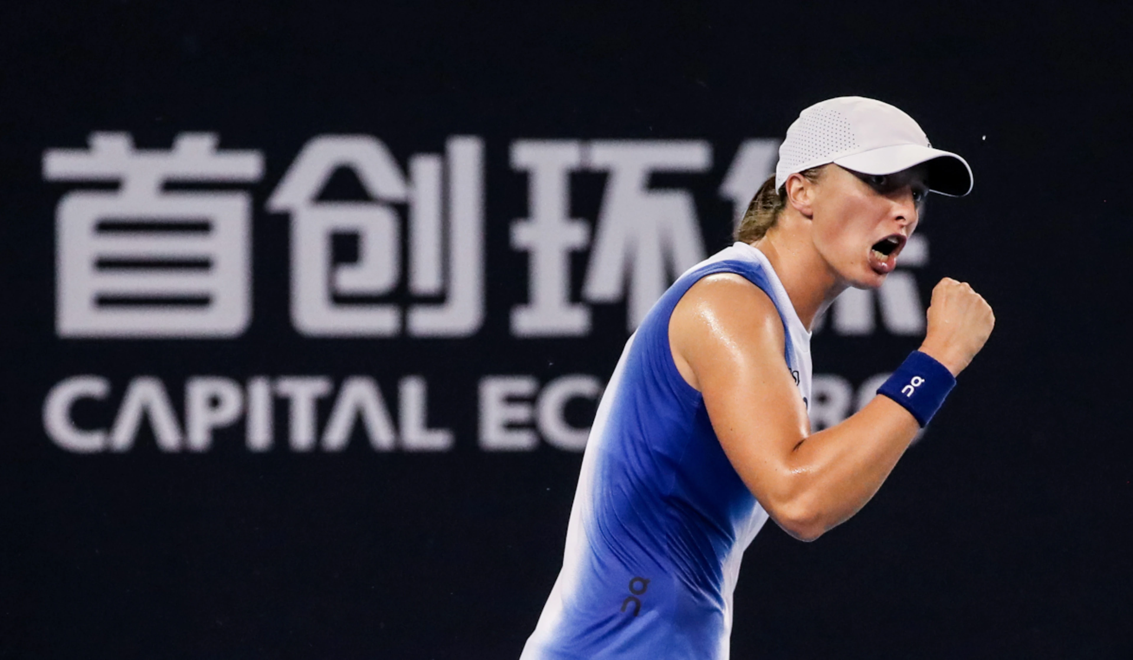 Swiatek demolishes Linette to reach China Open quarterfinals