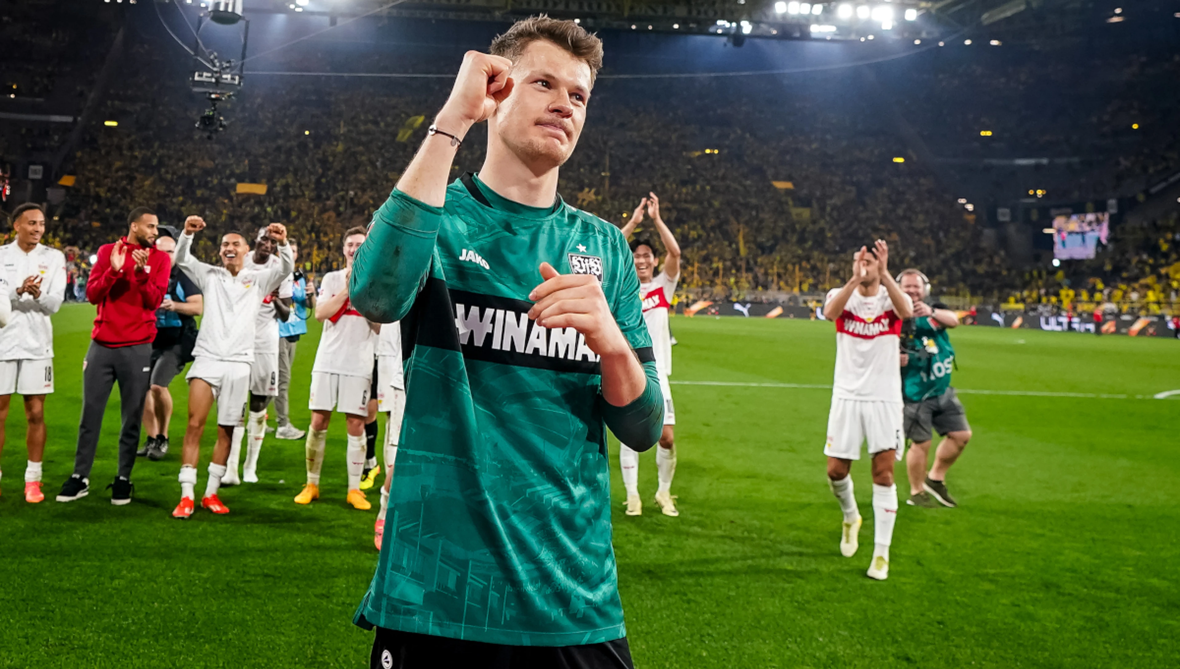 Goalkeeper Nuebel extends at Bayern and will stay in Stuttgart