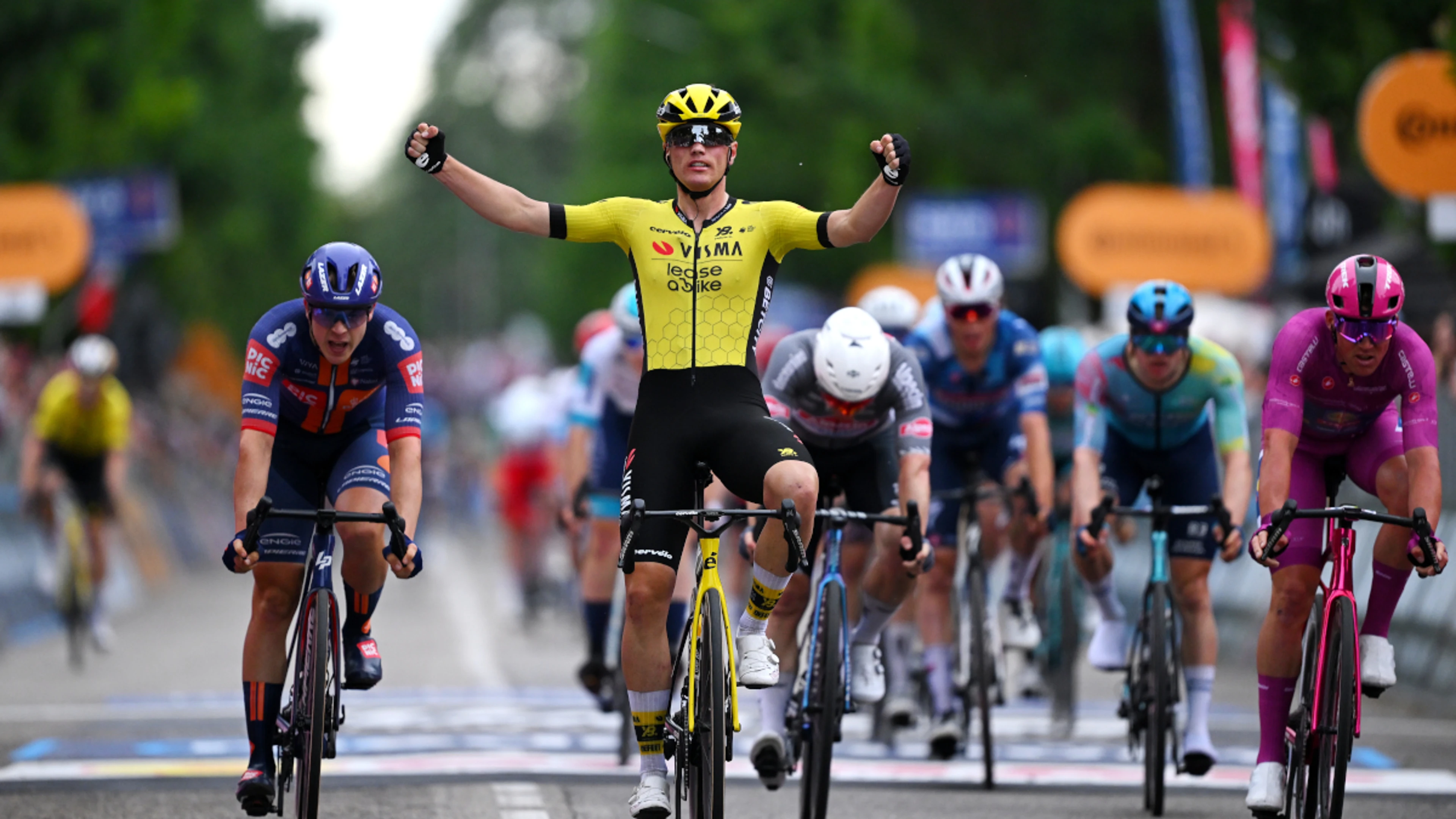 Kooij outsprints Van Uden to win Giro stage 12, Del Toro retains pink jersey