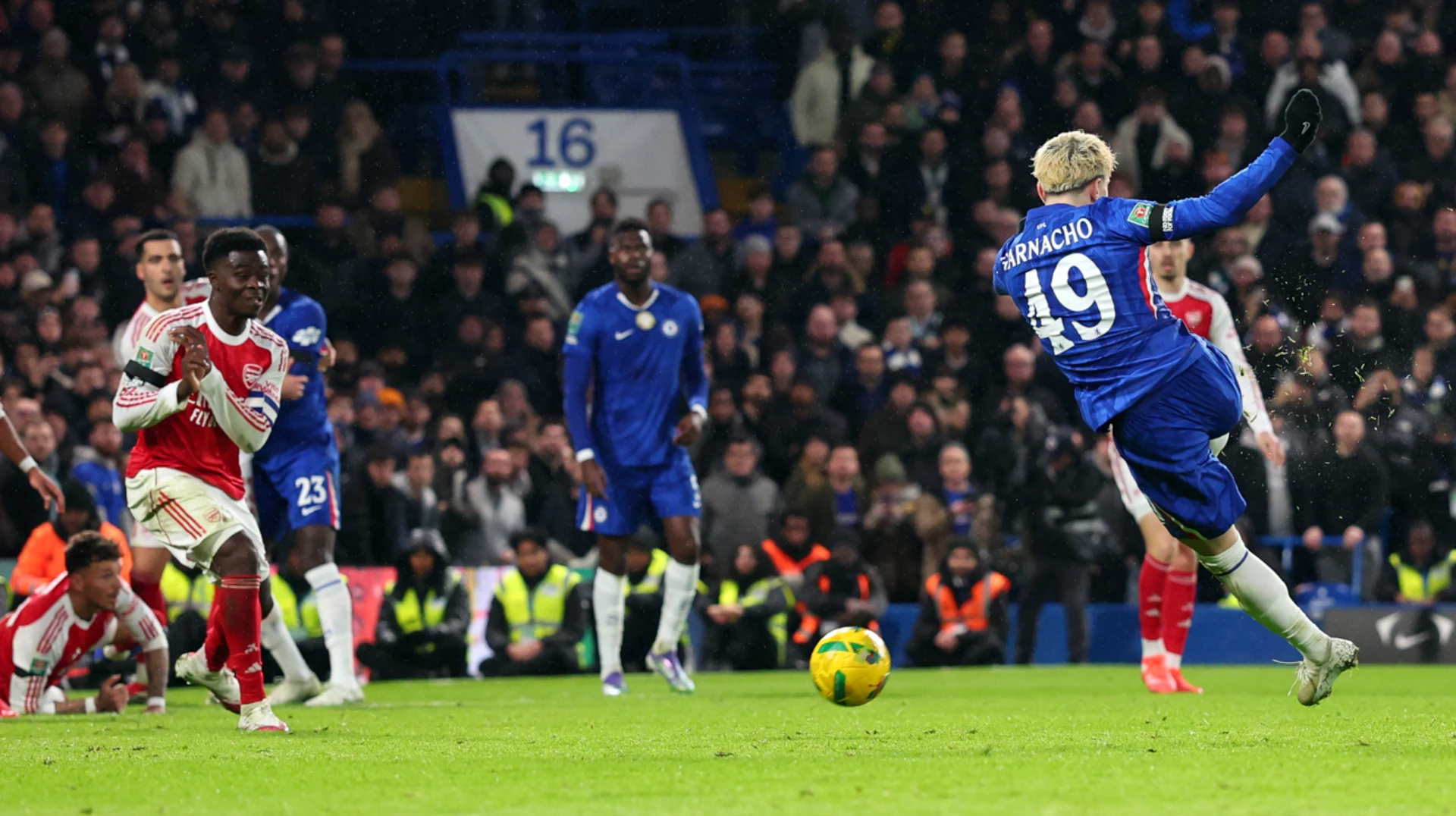 Arsenal beat Rosenior's Chelsea in League Cup semi first leg