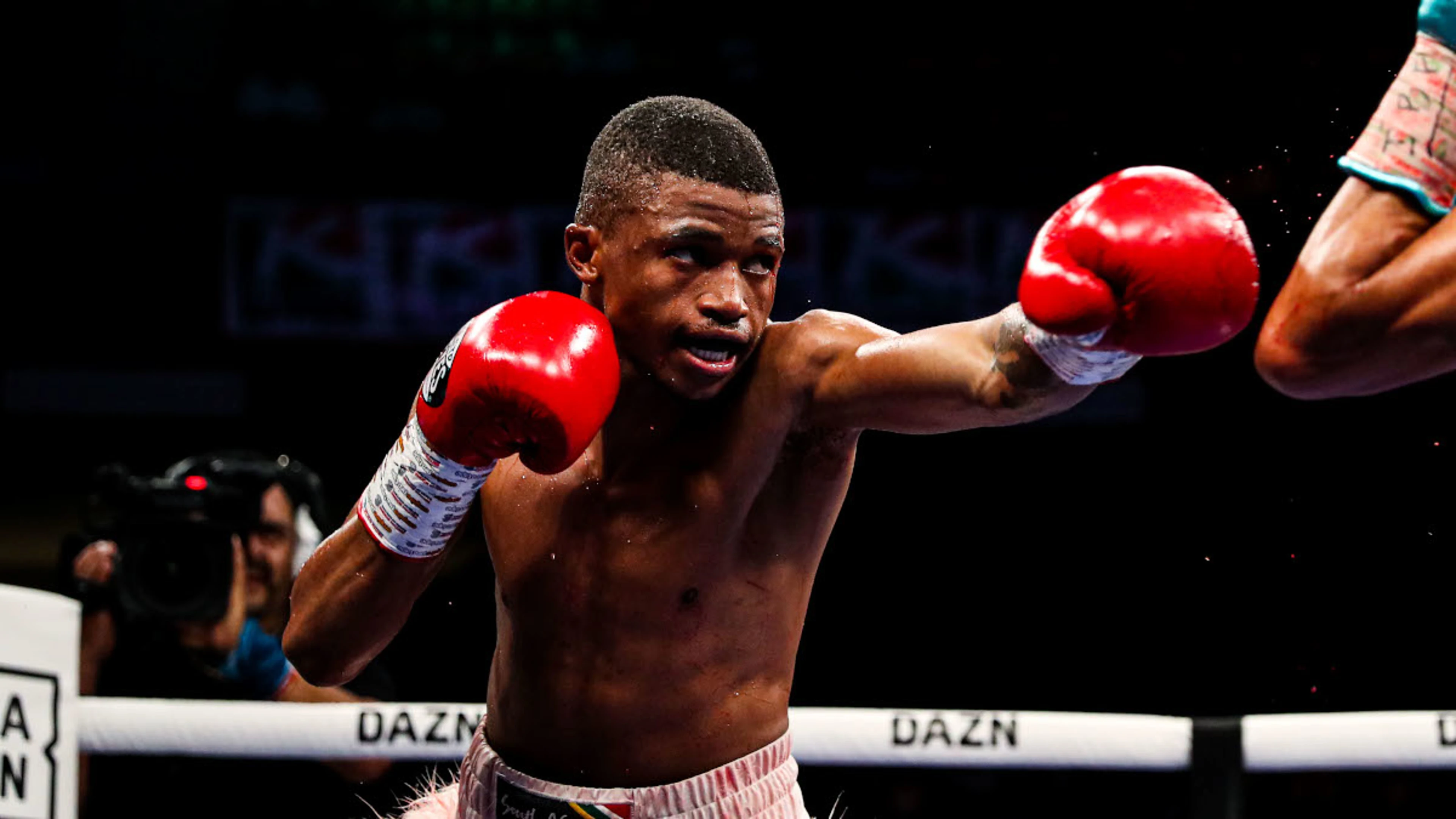 Sivenathi Nontshinga retains IBF light flyweight title