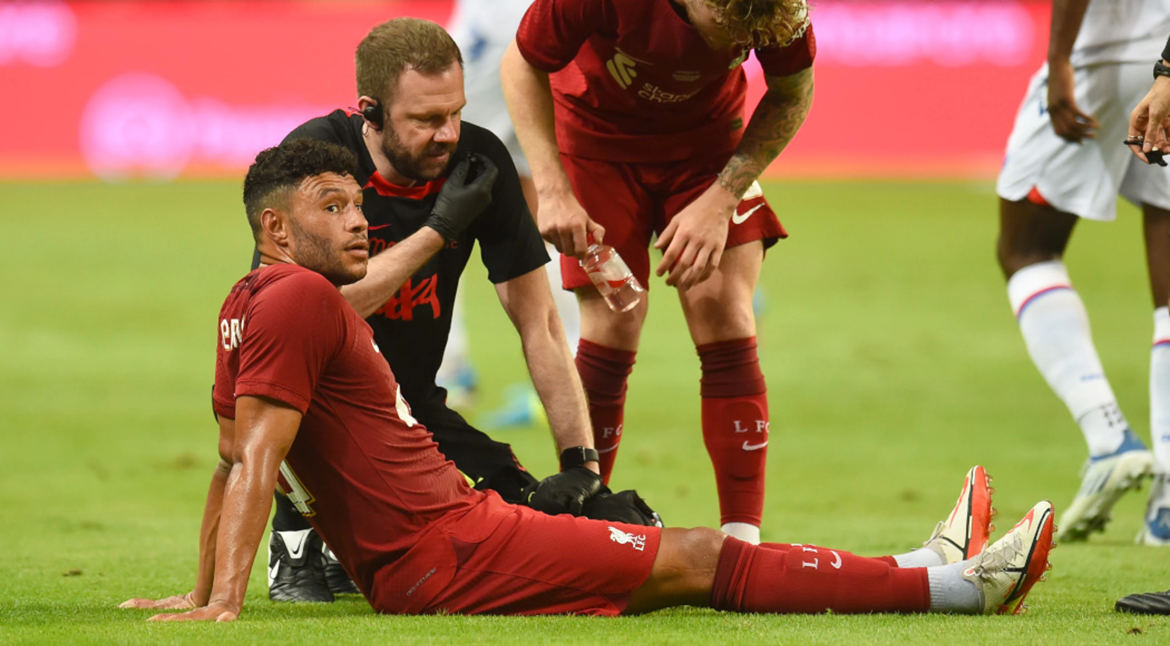 Klopp sweats on Oxlade-Chamberlain injury