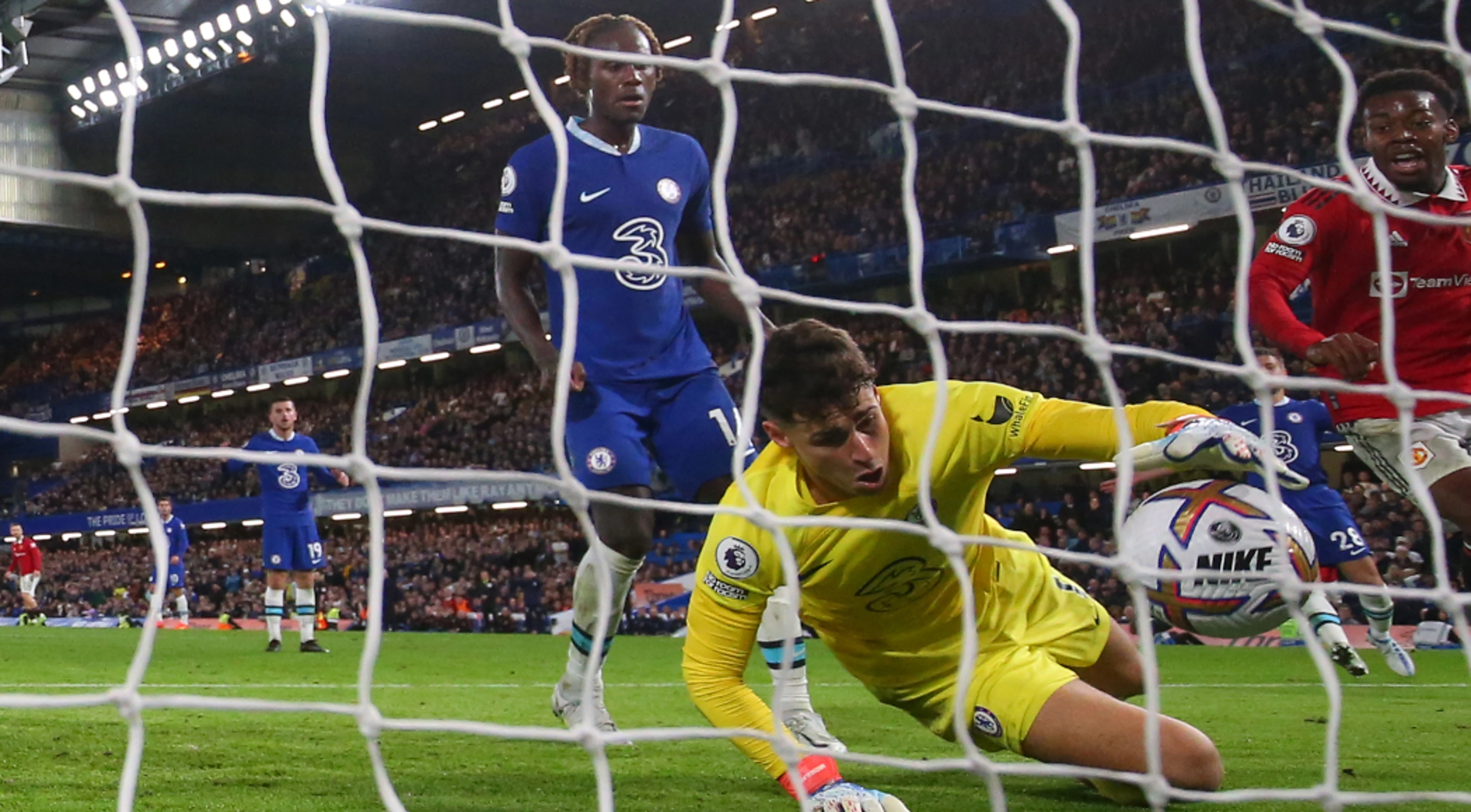 Late Casemiro goal earns United draw at Chelsea