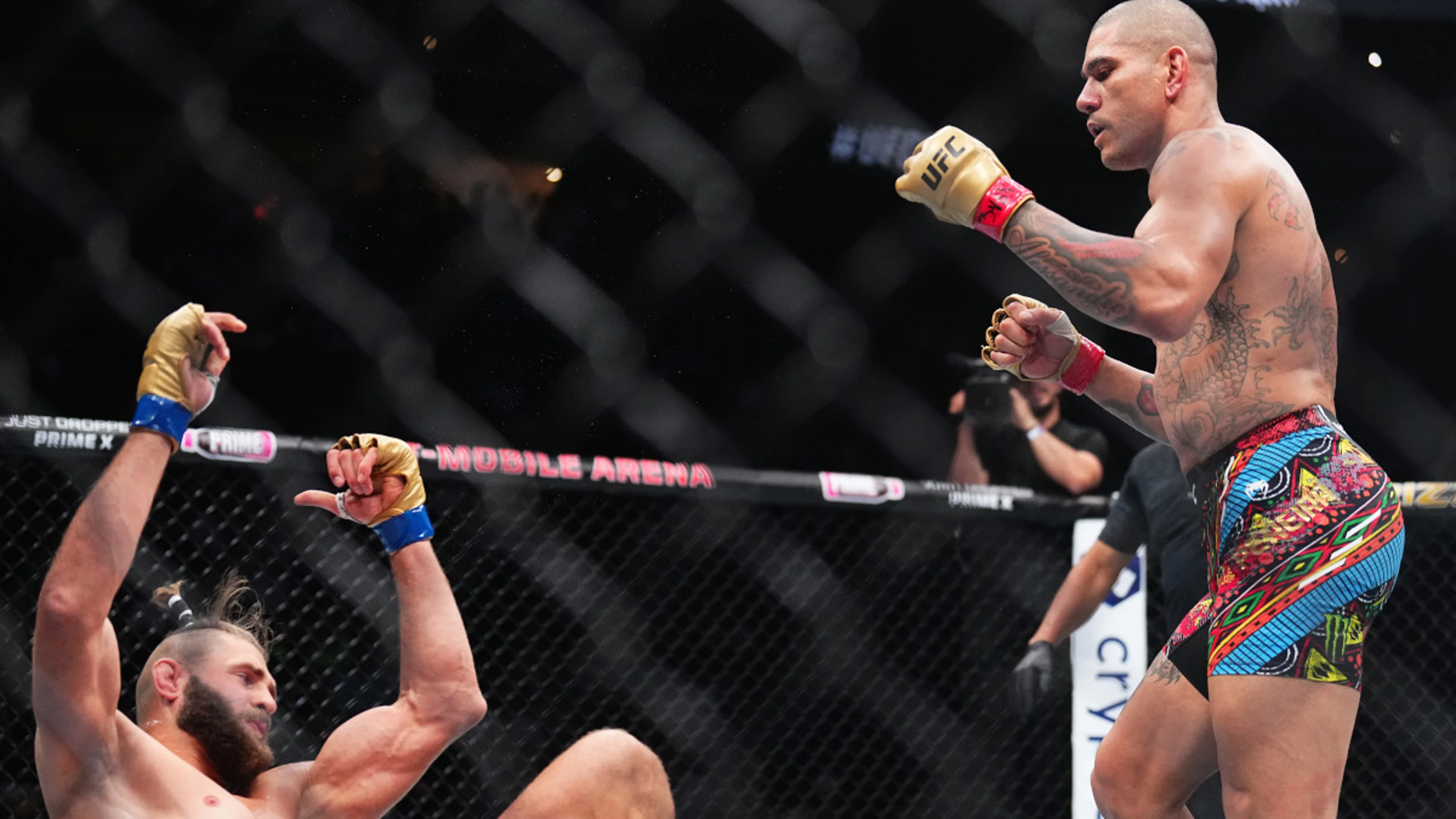 Pereira stops Prochazka to retain light heavyweight title