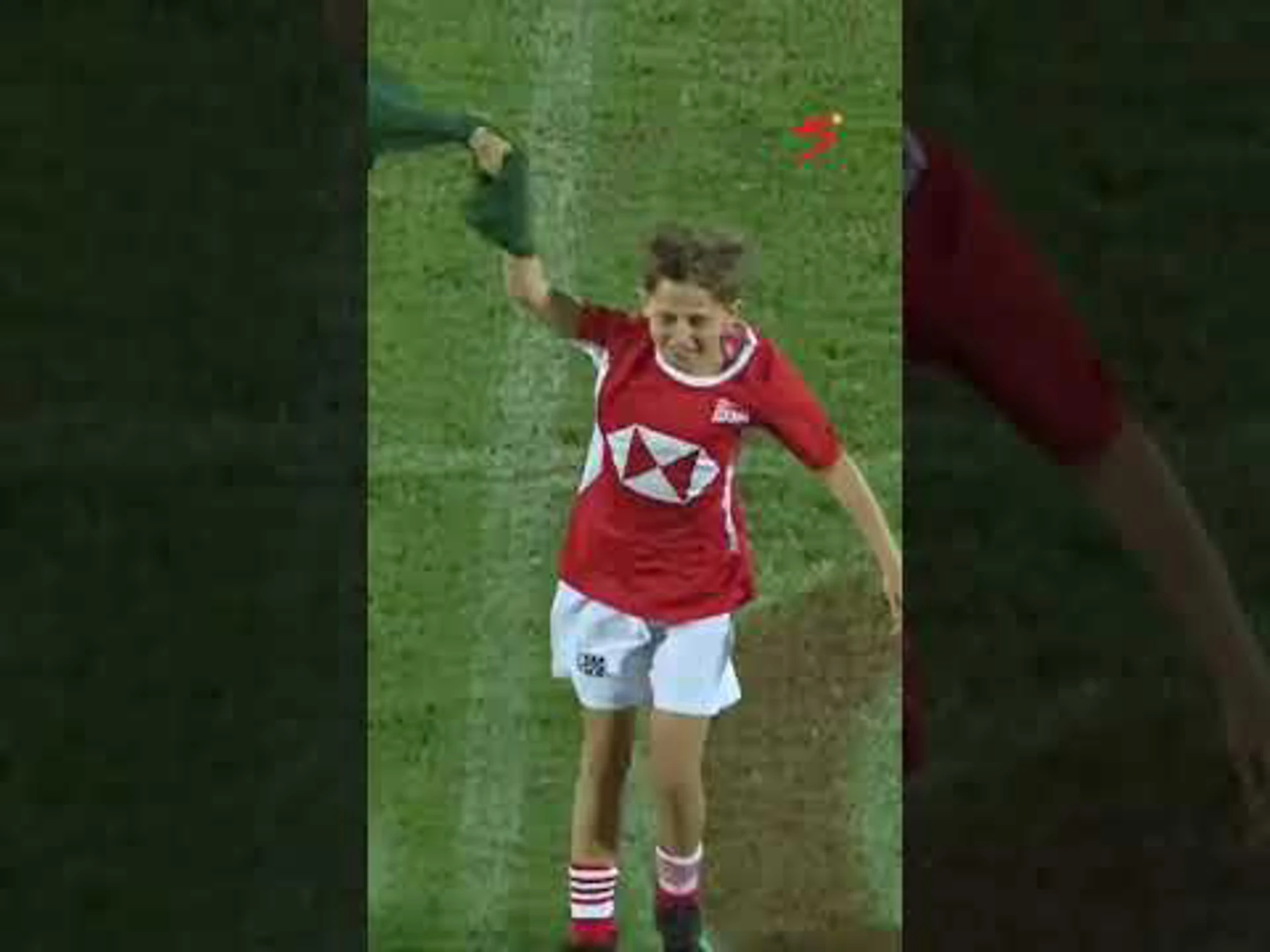 A cheeky moment from a Springbok fan at the Dubai SVNS 😂🇿🇦 #ssrugby