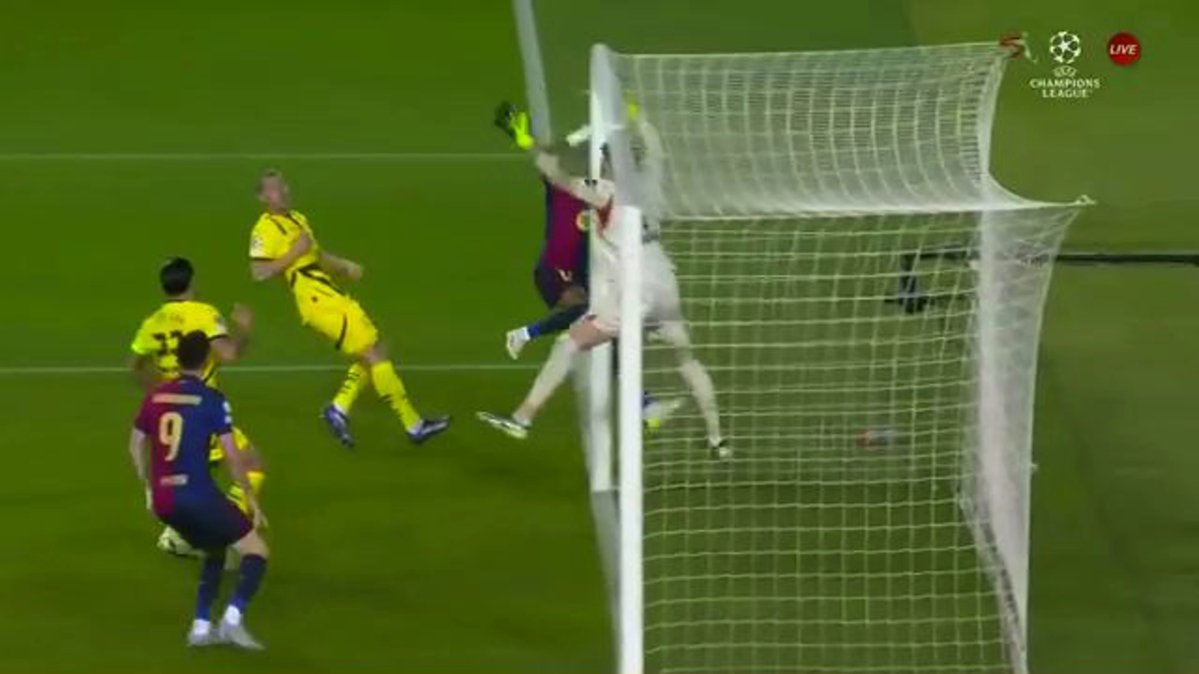 Robert Lewandowski Goal | Barcelona v Dortmund | UEFA Champions League Quarter Finals