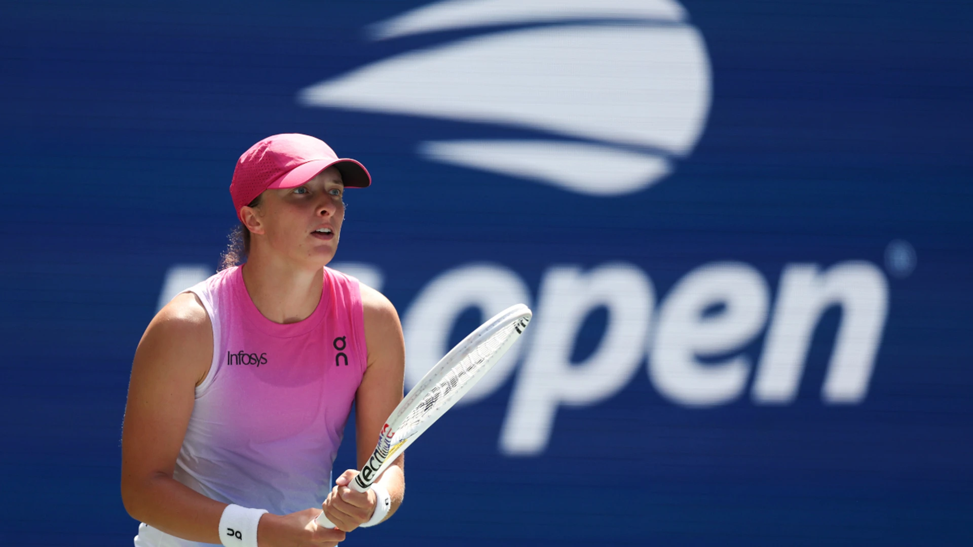 Top-ranked Swiatek outlasts Rakhimova in US Open 1st rd