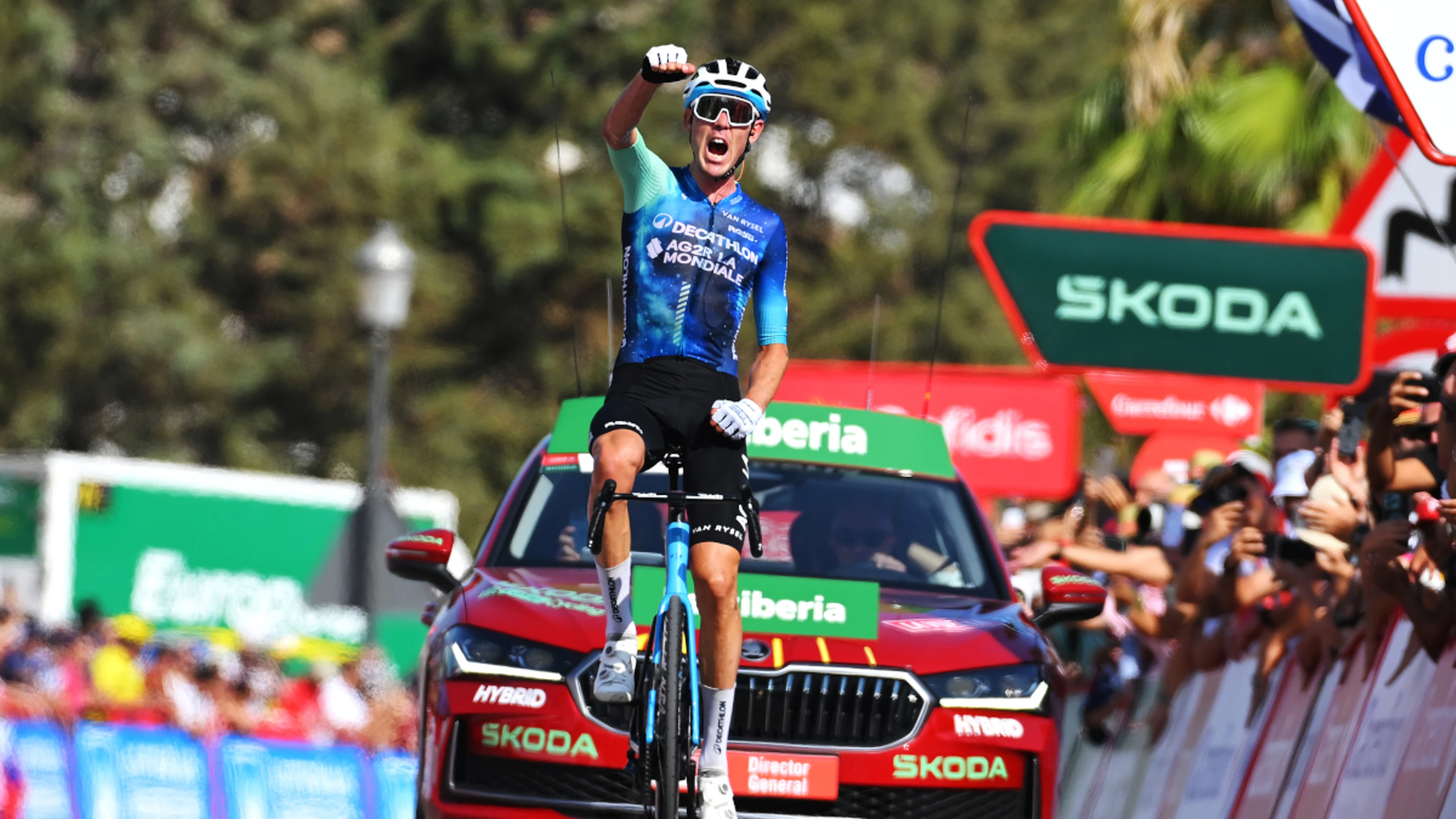 O'Connor solos to win Vuelta stage six and take red jersey
