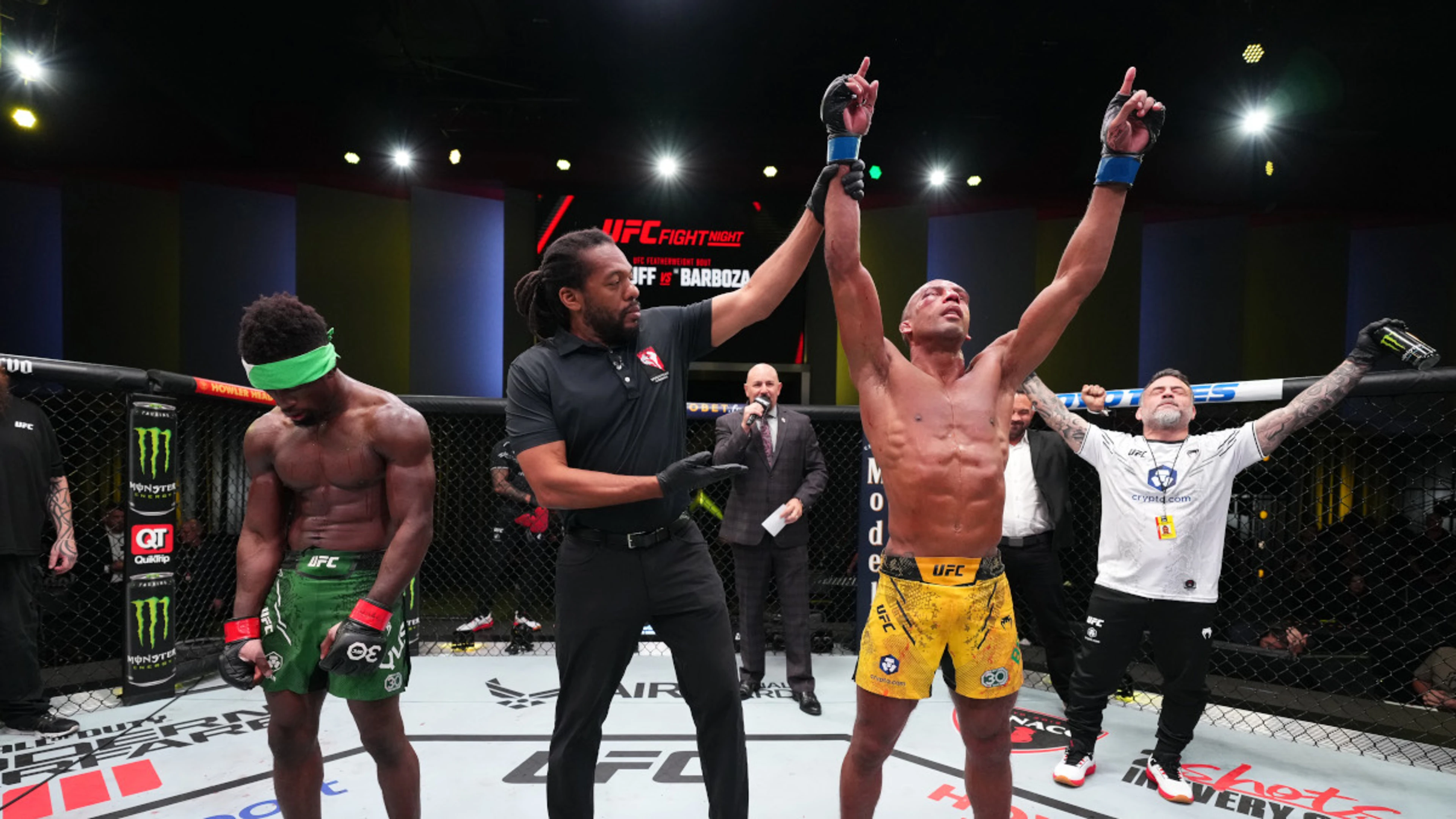 Barboza outpoints Yussuff in Fight Night thriller