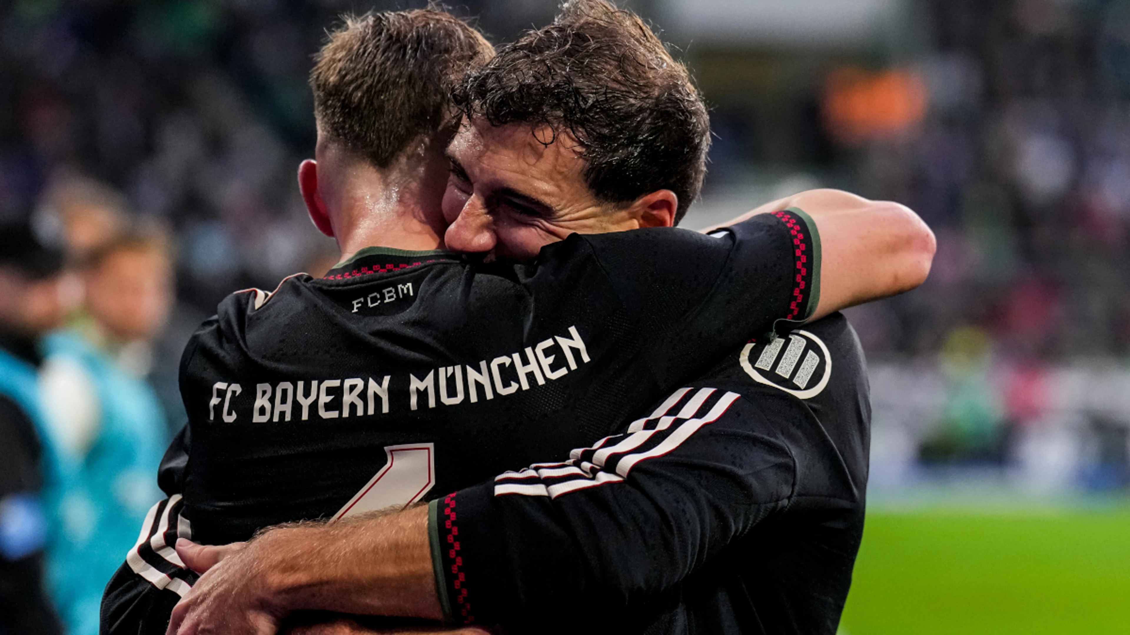 Bayern move past 10-man Gladbach to stay five clear