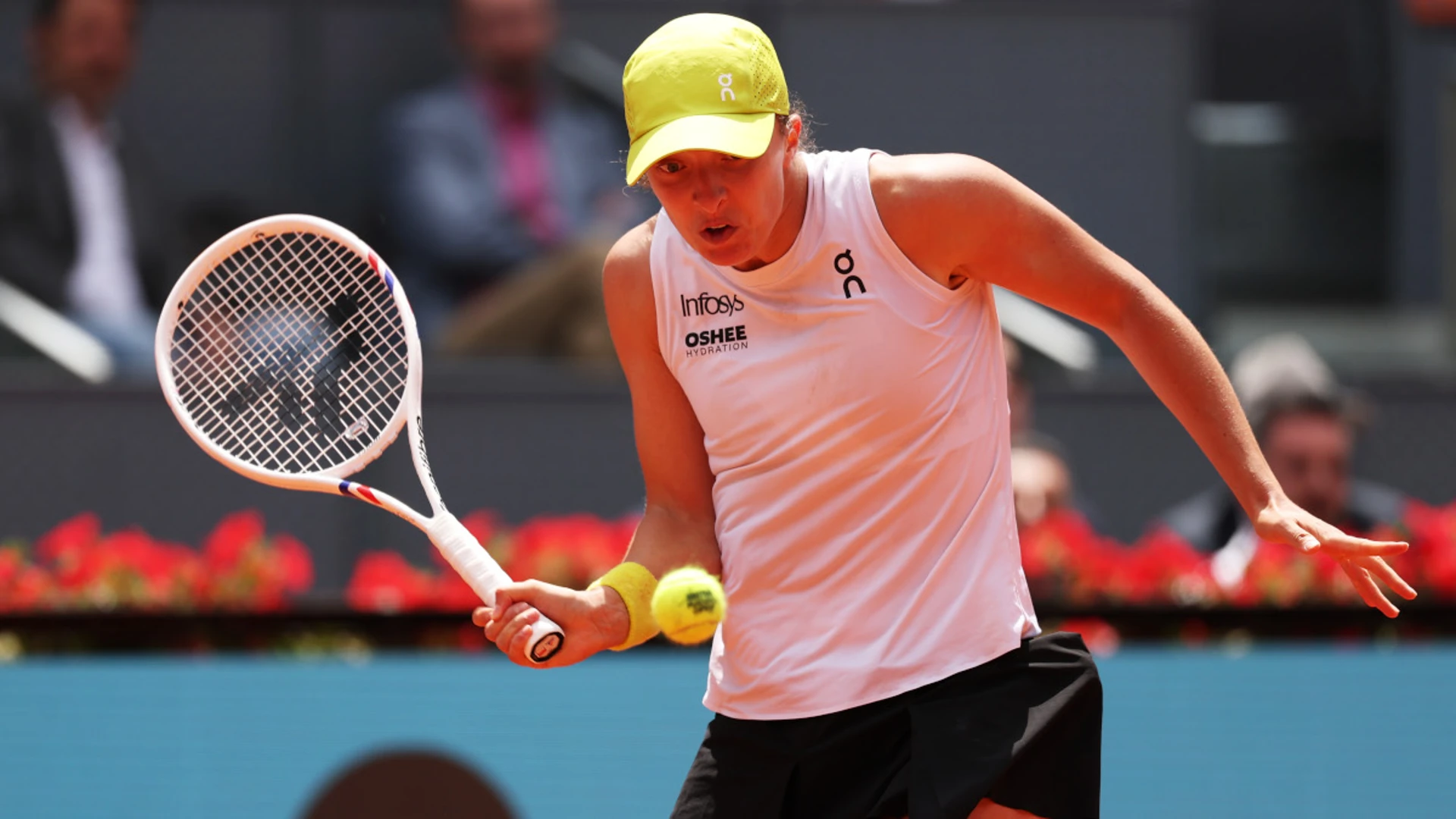 MADRID WRAP: Zverev crashes as Swiatek scrapes into quarters