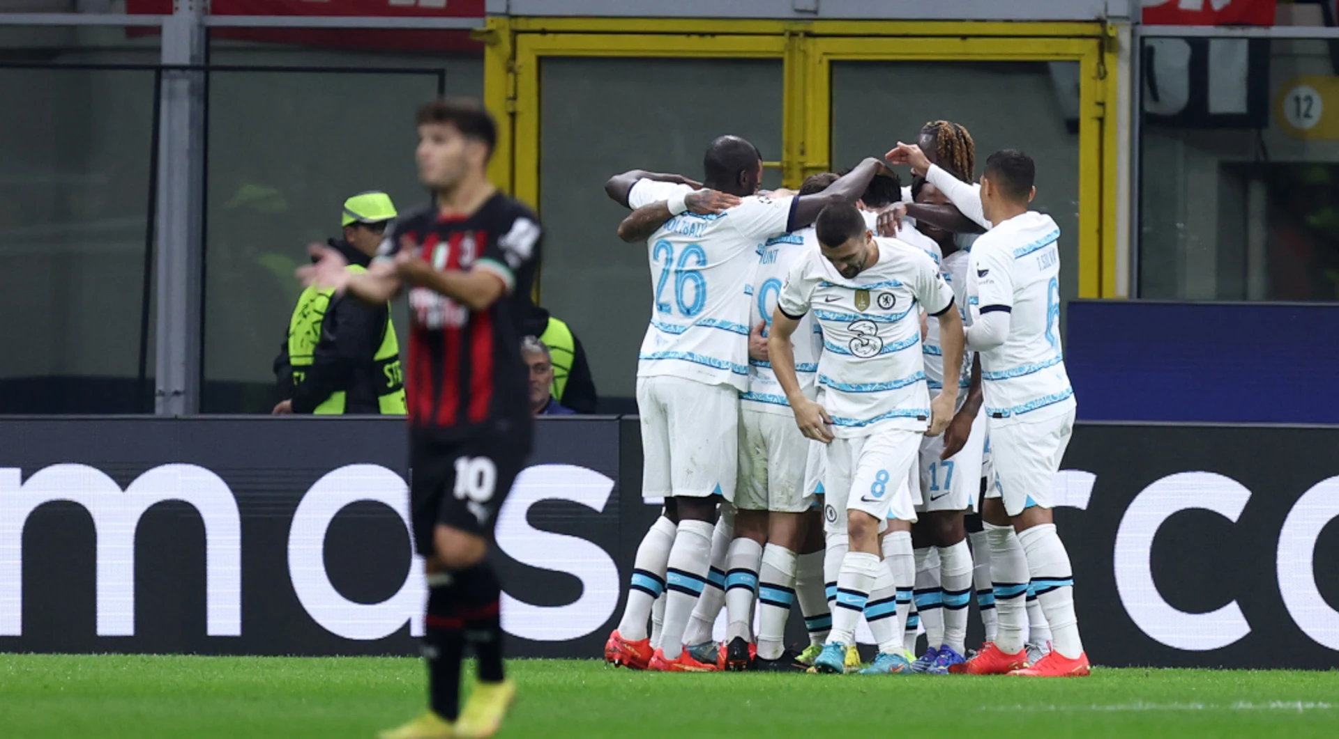 Chelsea top group with comfortable win at 10-man Milan