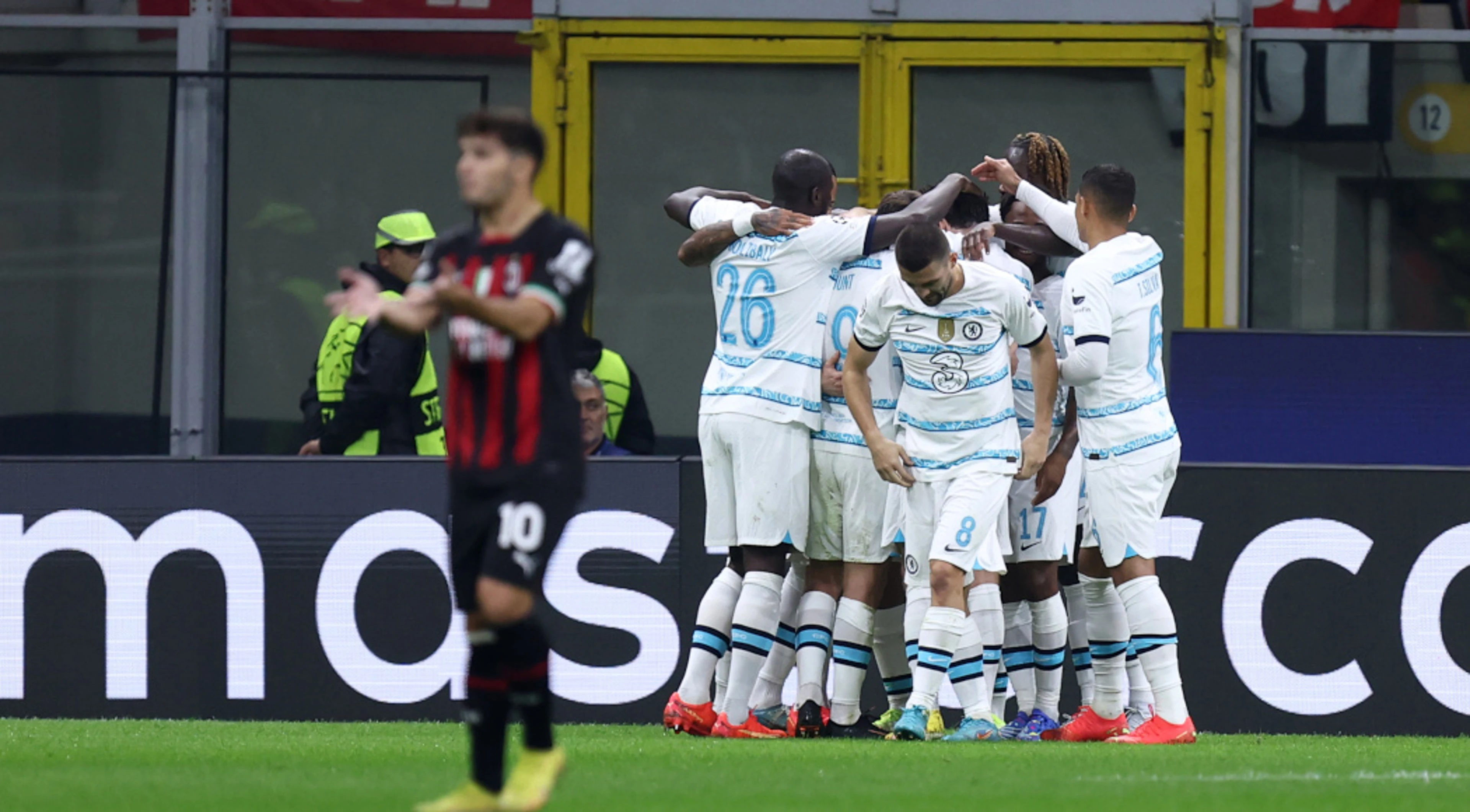 Chelsea top group with comfortable win at 10-man Milan