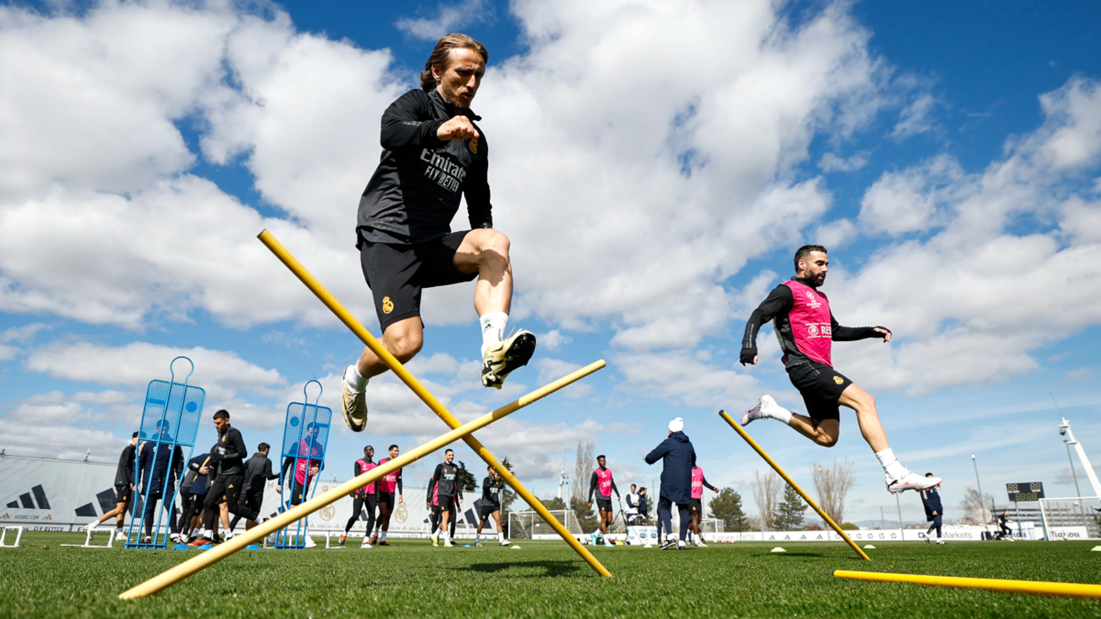 Leaders Real Madrid turn attention to ex-boss Benitez's struggling Celta