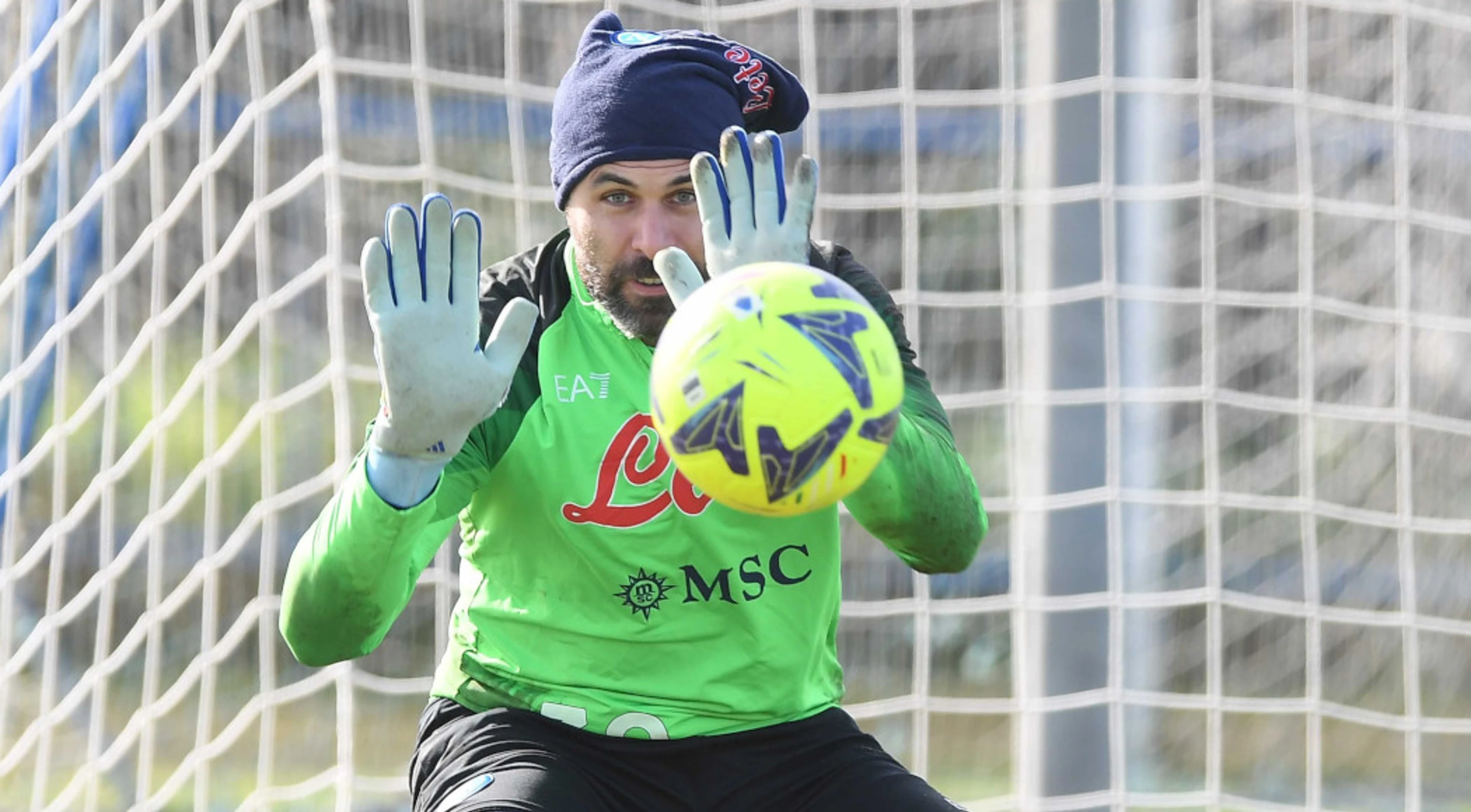 Italy 'keeper Sirigu signs for Fiorentina