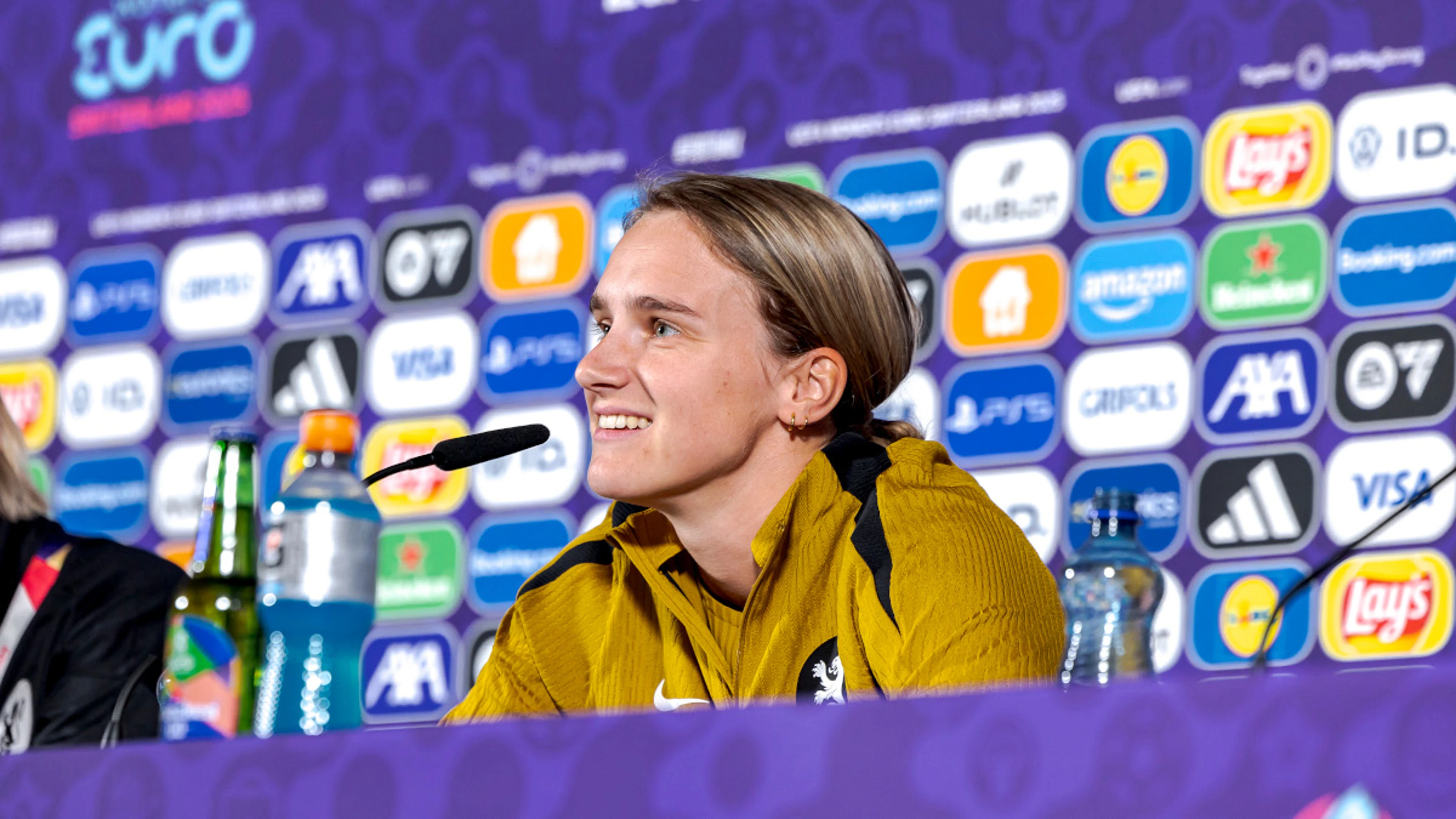 Relationships under strain as Dutch take on England