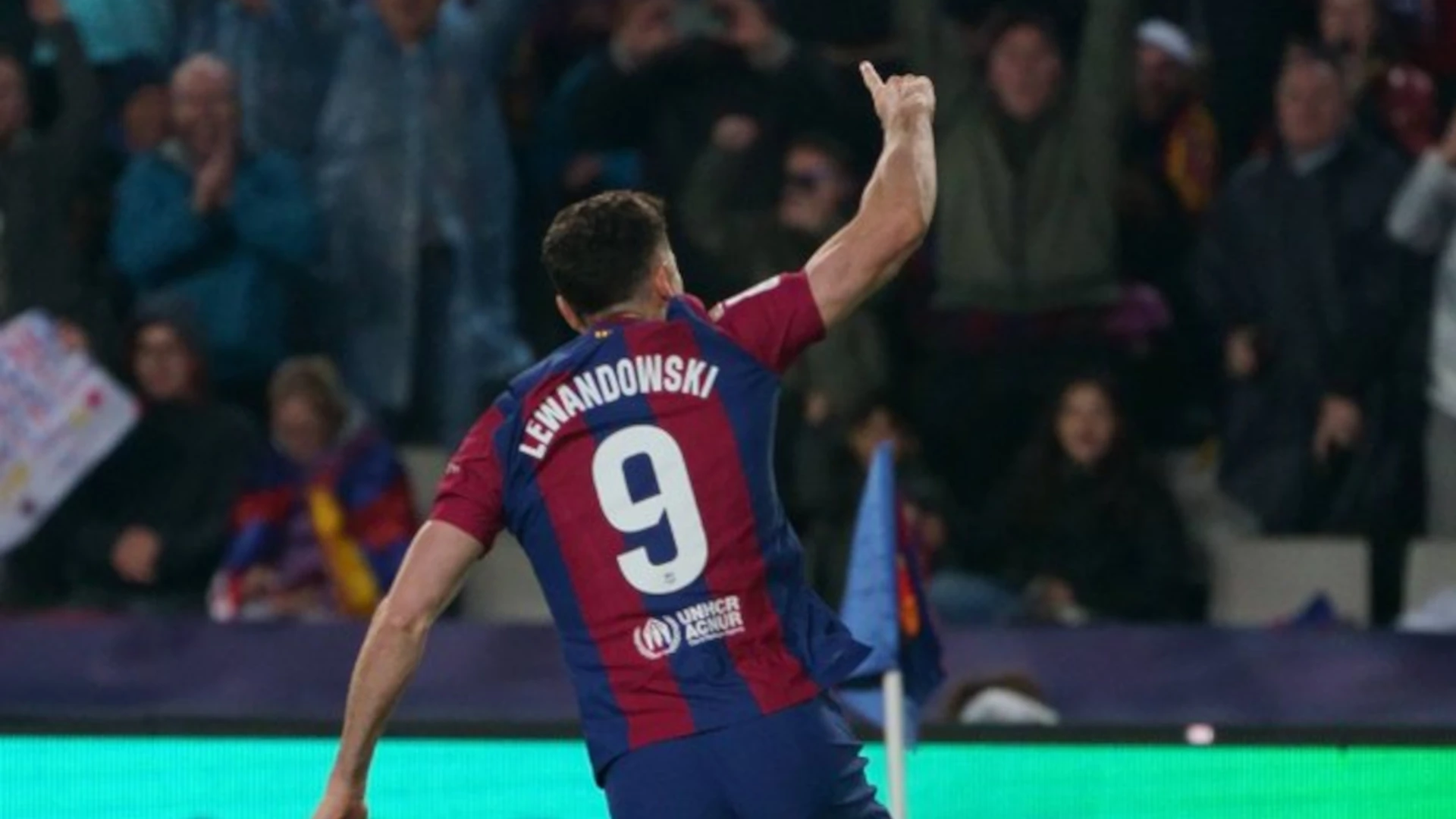 Lewandowski treble fires Barca to Valencia win