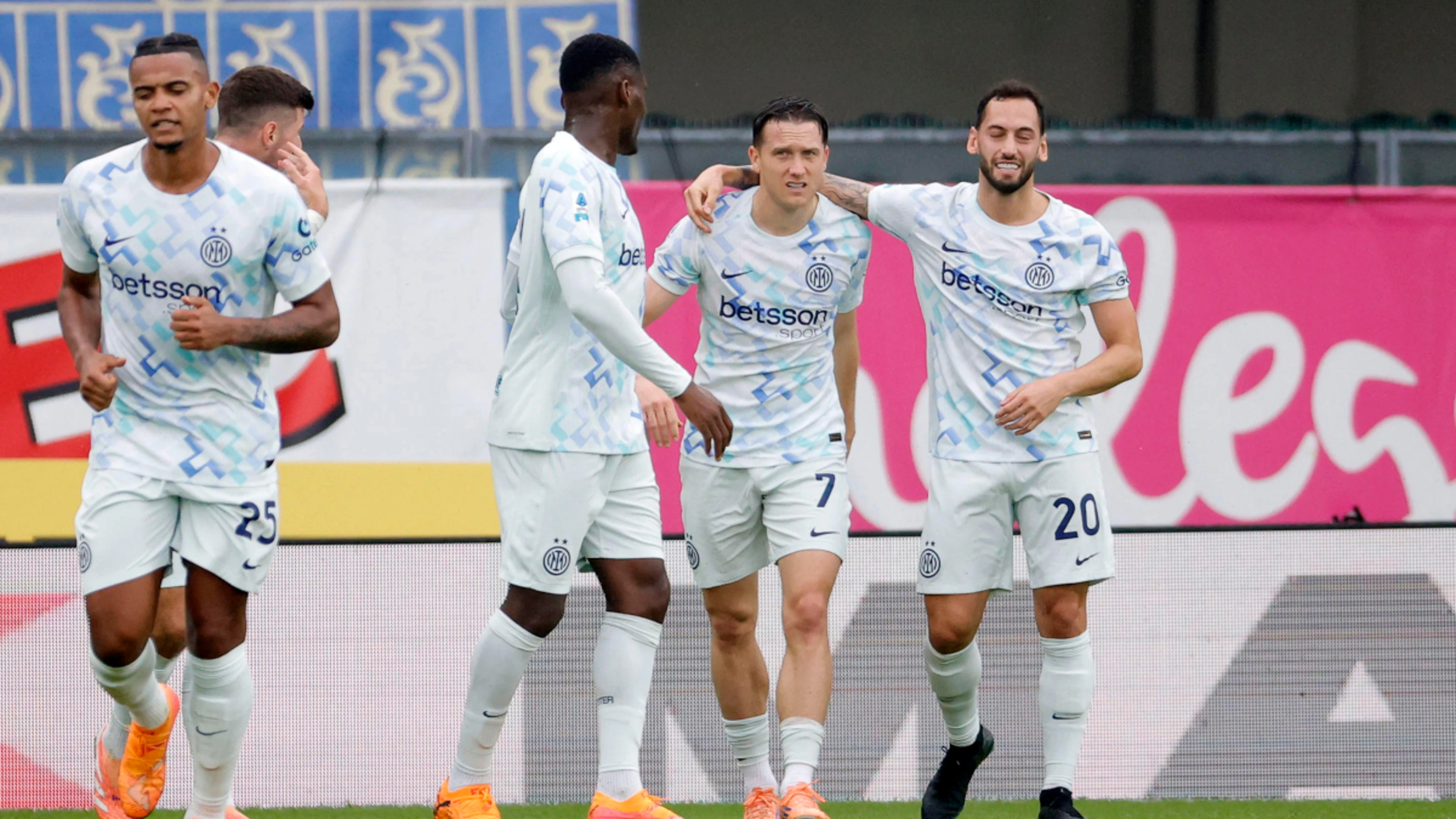 Inter snapping at Napoli's heels, Roma poised to pounce