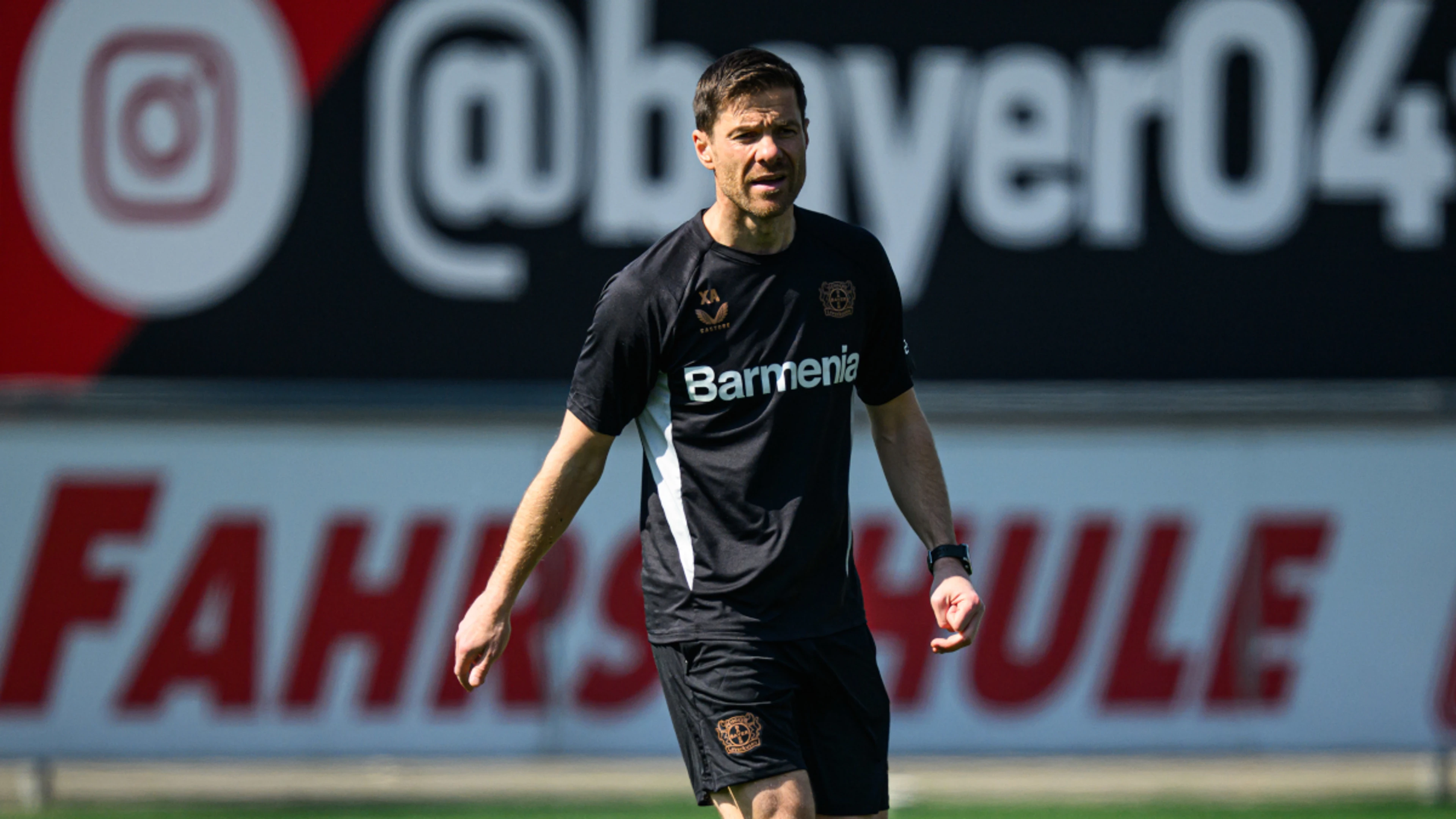 Leverkusen throw down gauntlet to Bayern in title tussle