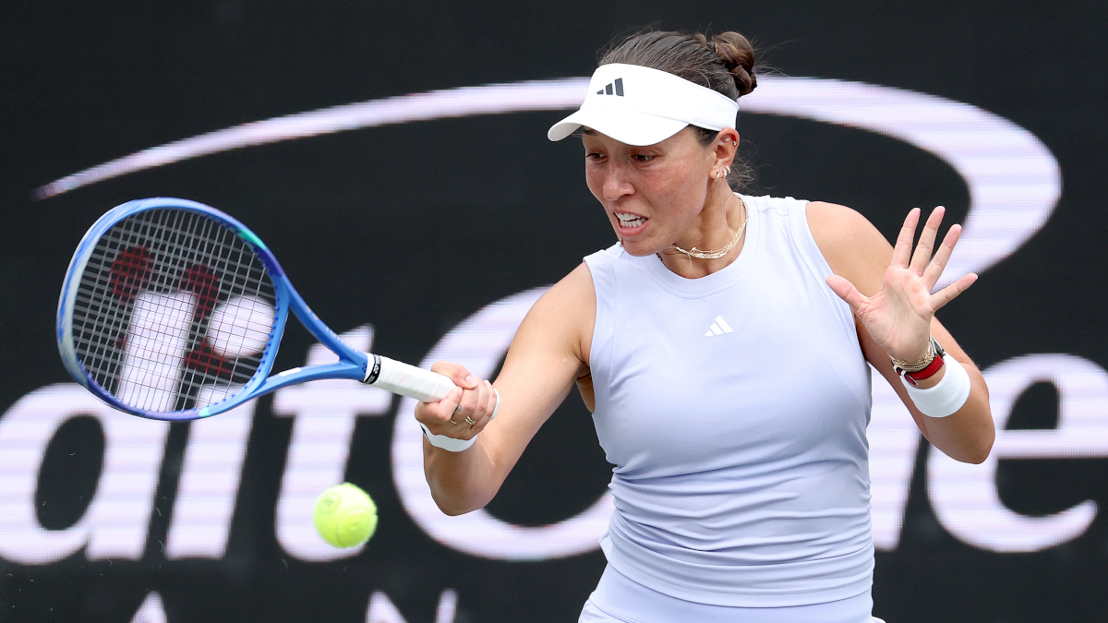 Top seed Pegula rallies to oust defending champ Collins in Charleston