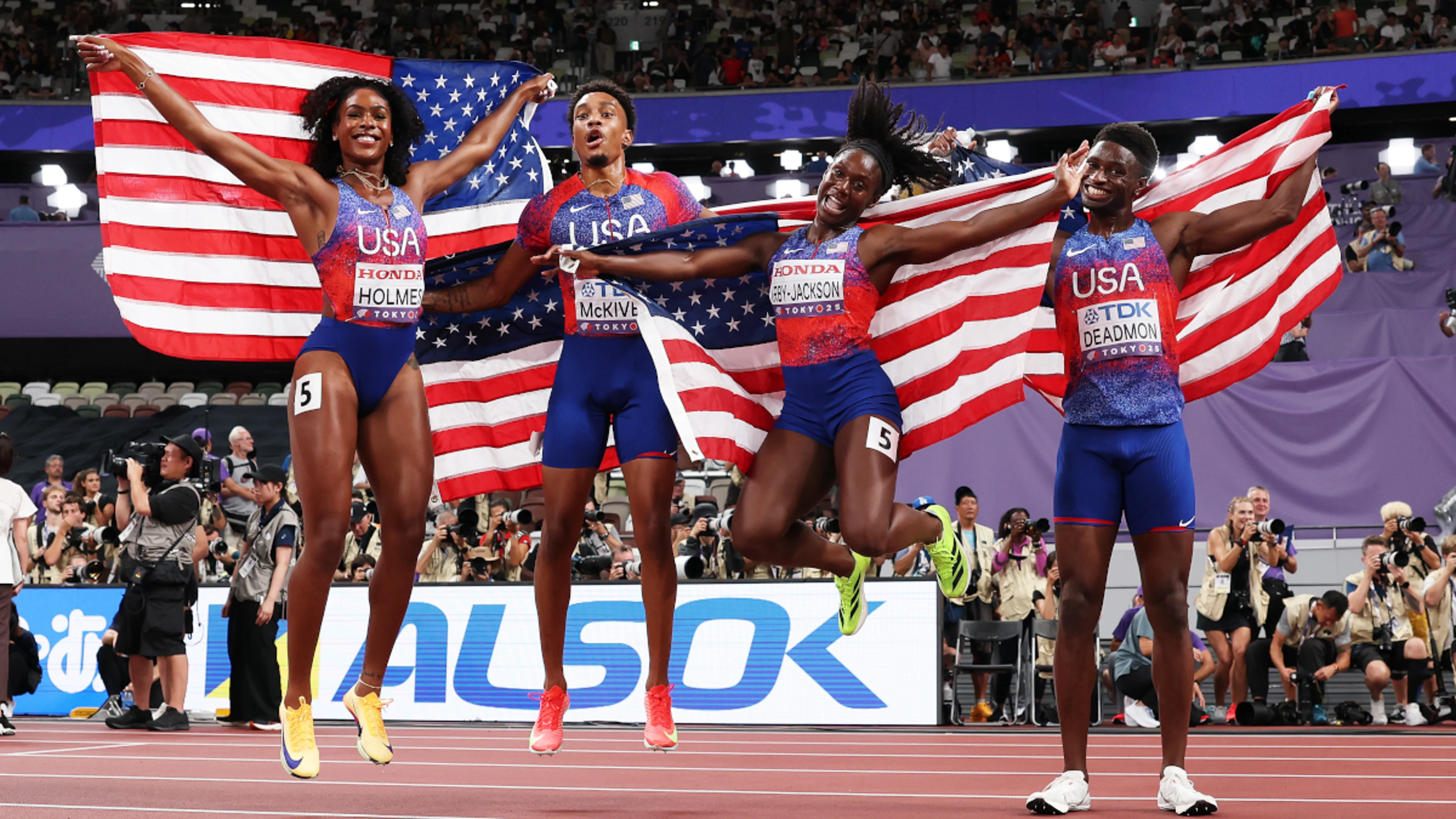 US storm to another 4x400m mixed relay gold