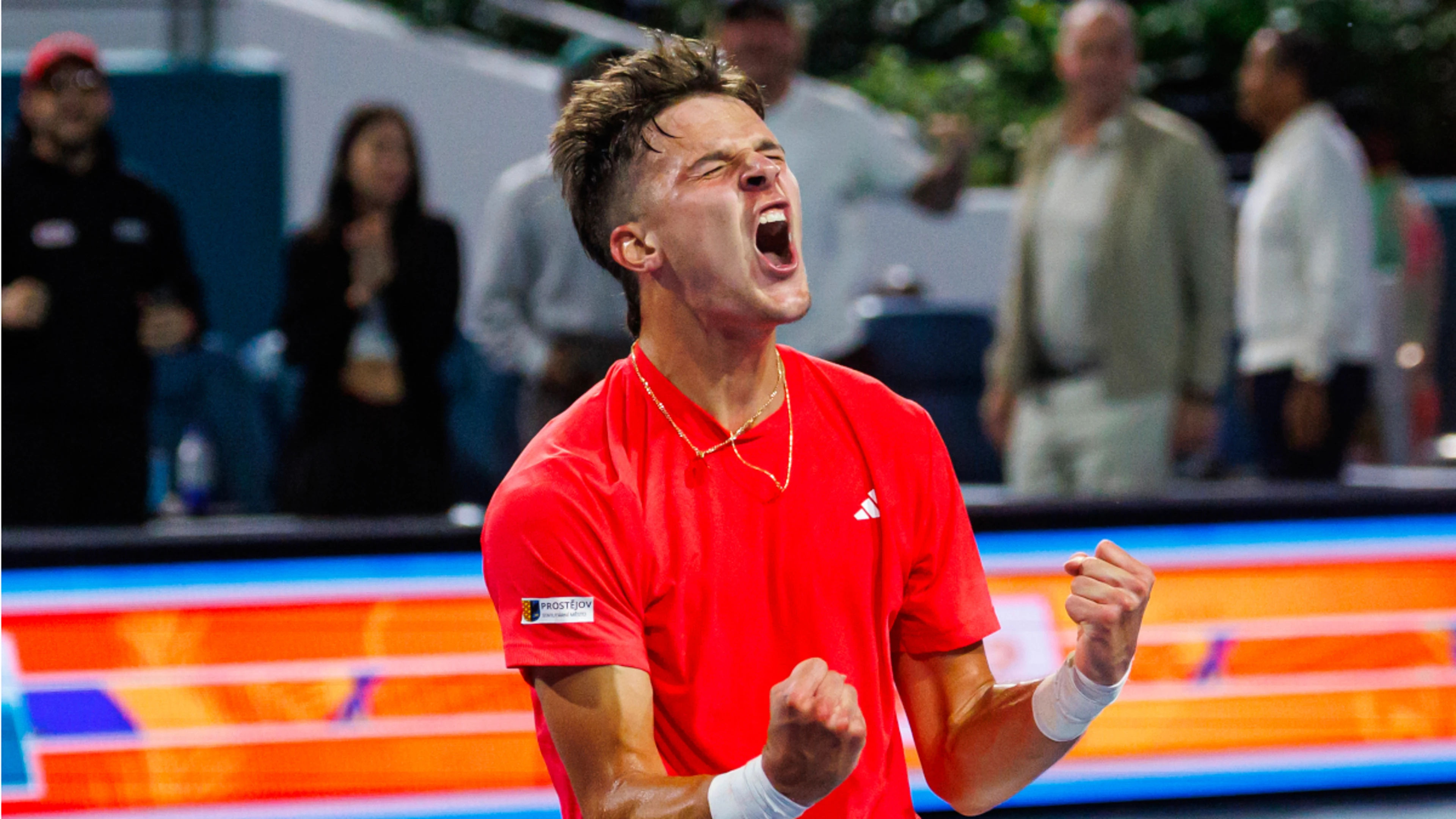 The hand of GOAT, Mensik wins with Messi touch