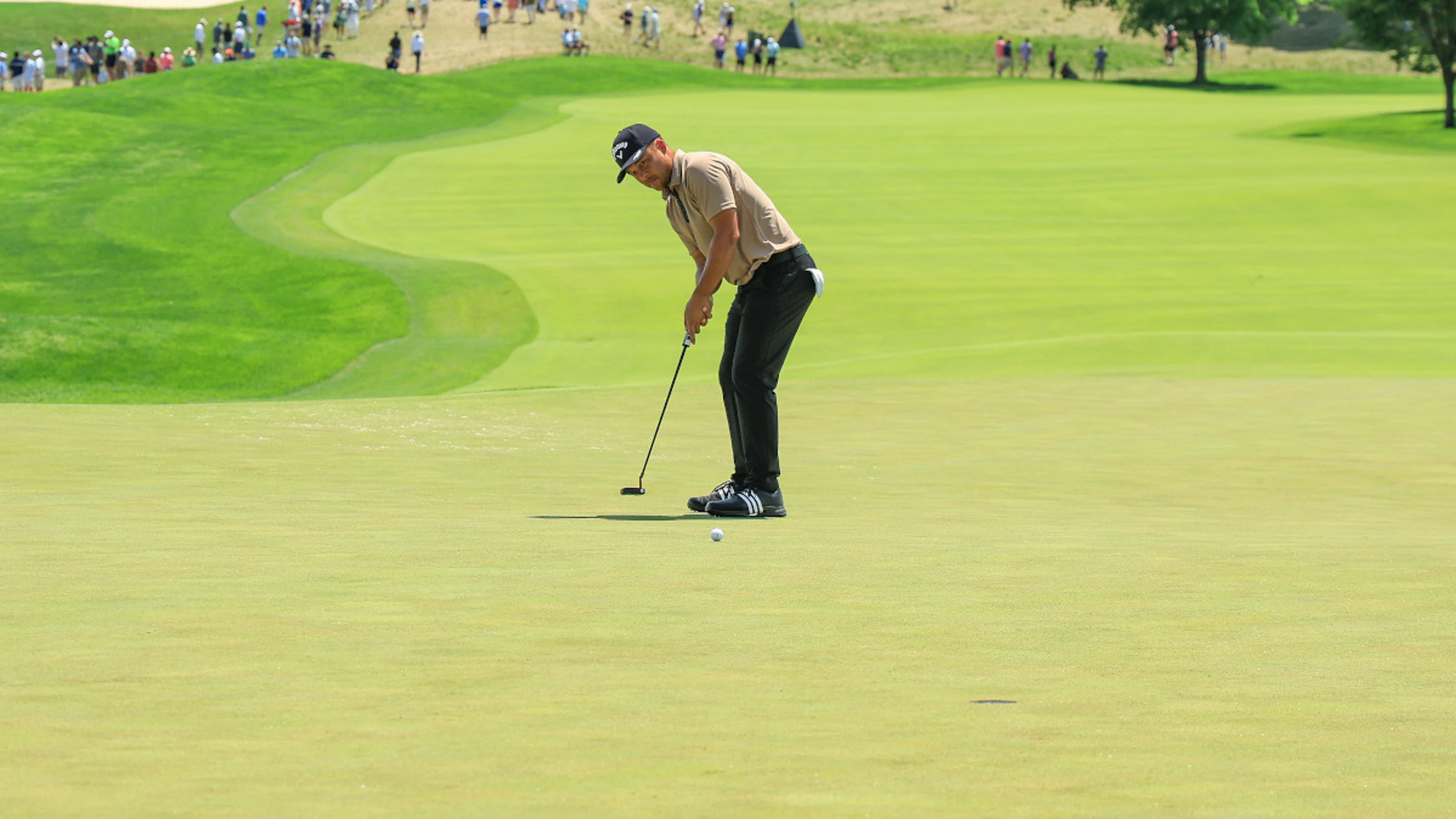 Schauffele leads as dramatic PGA back-nine battle begins