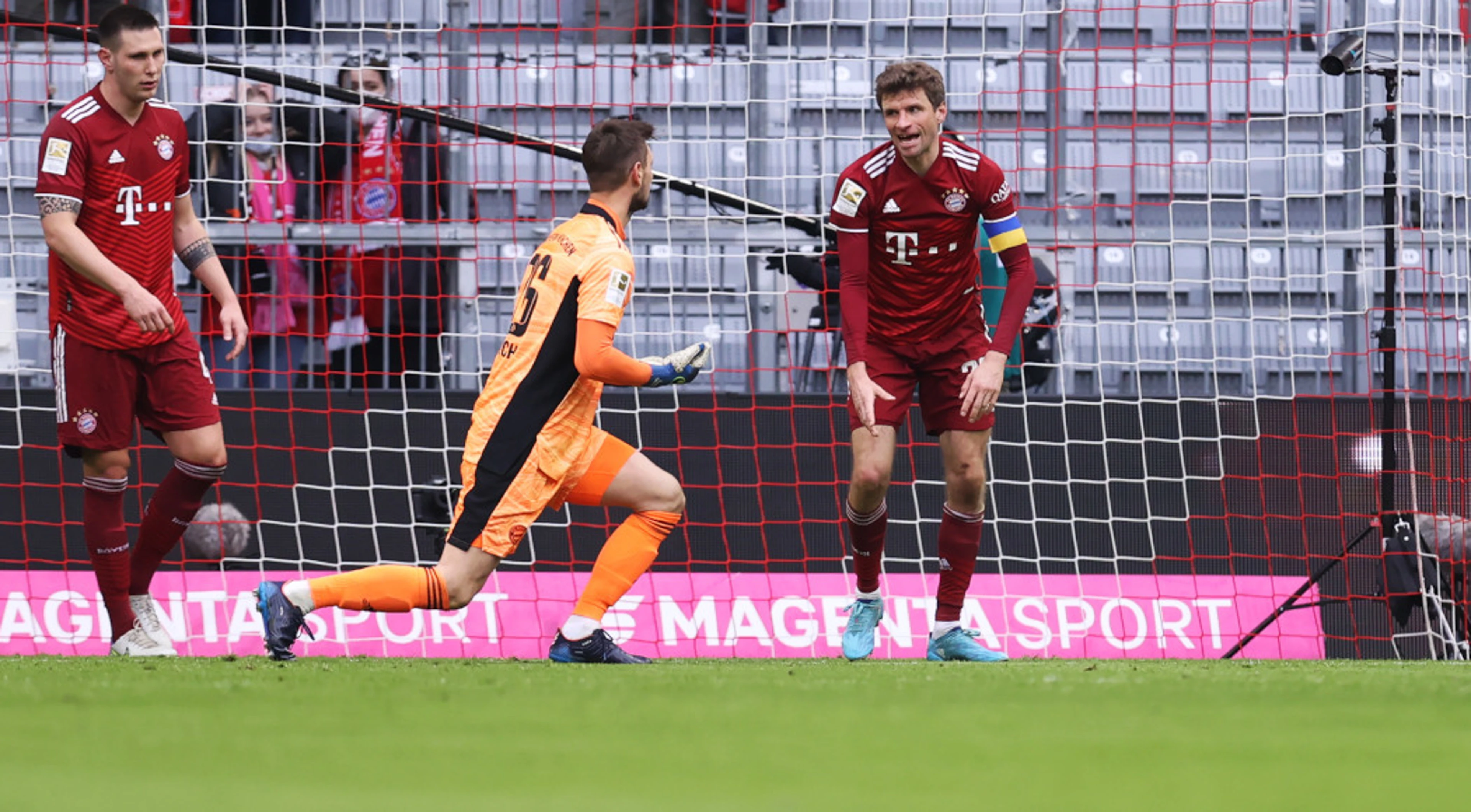 Mueller own goal earns Leverkusen draw at Bayern