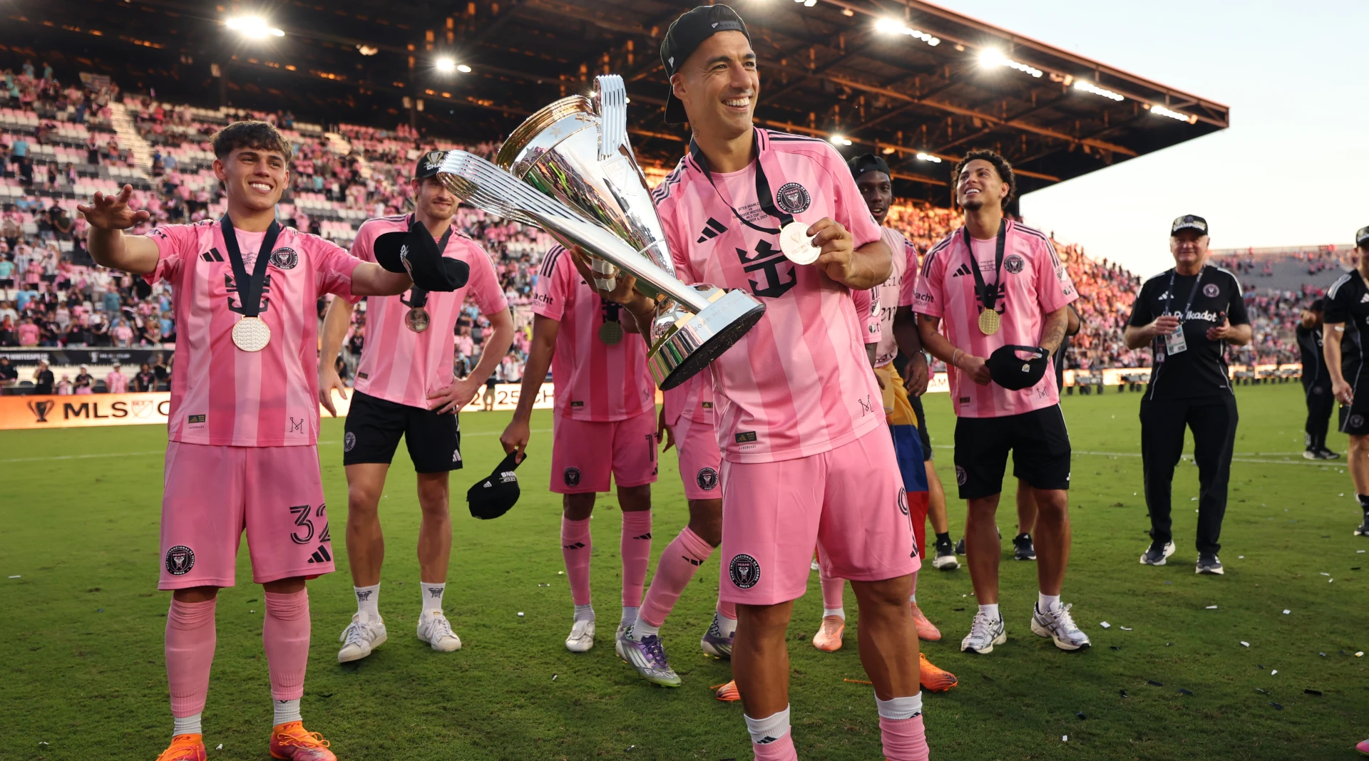 Veteran Suarez signs new Inter Miami contract