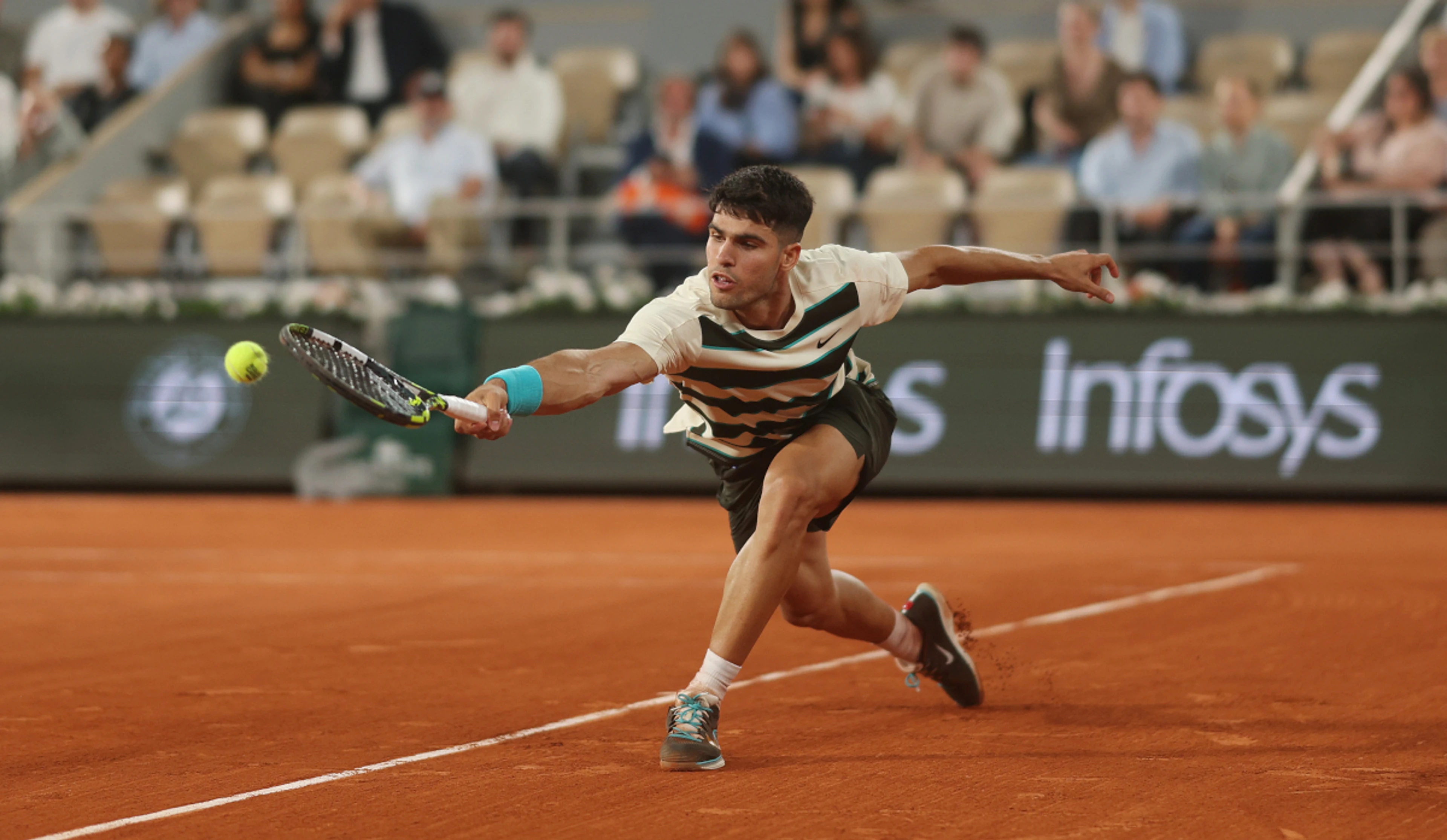 Alcaraz wobbles but reaches French Open last 16