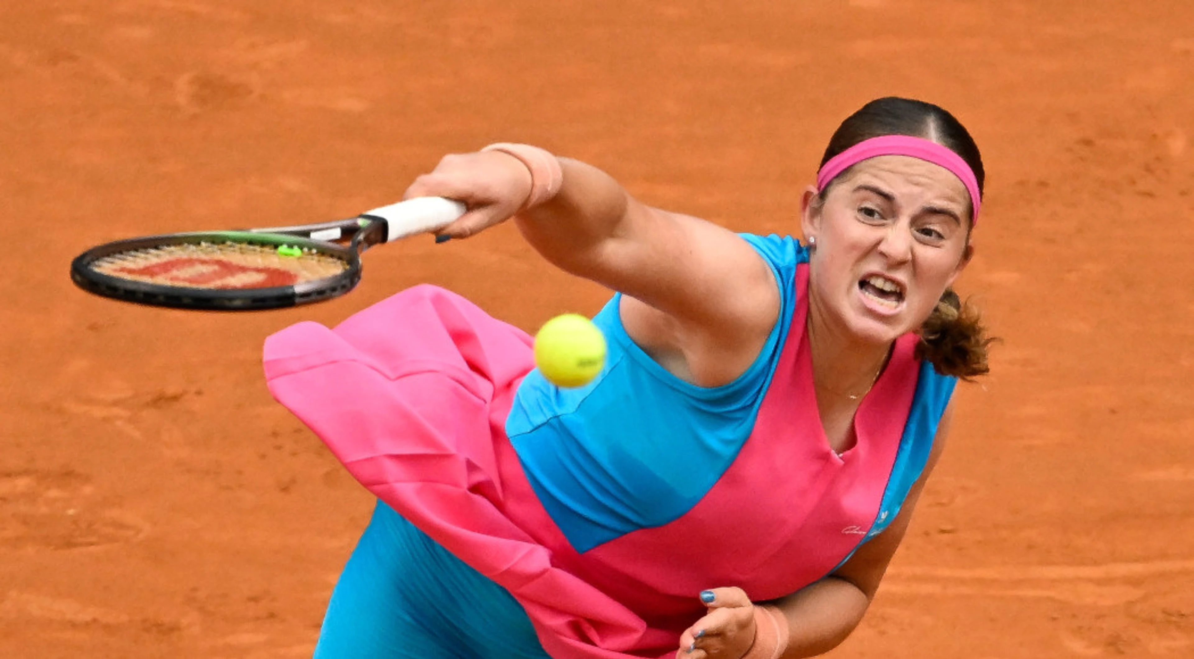 Ostapenko reaches Rome semis, injured Swiatek retires