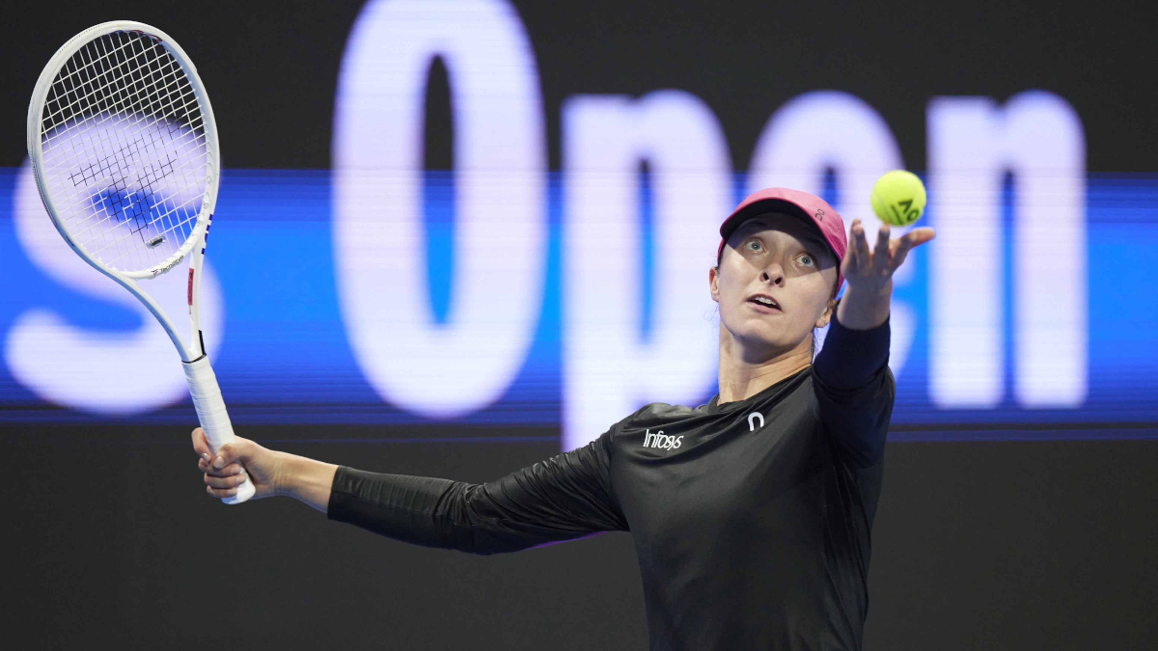 Swiatek eases into Qatar Open last eight as Osaka gets walkover